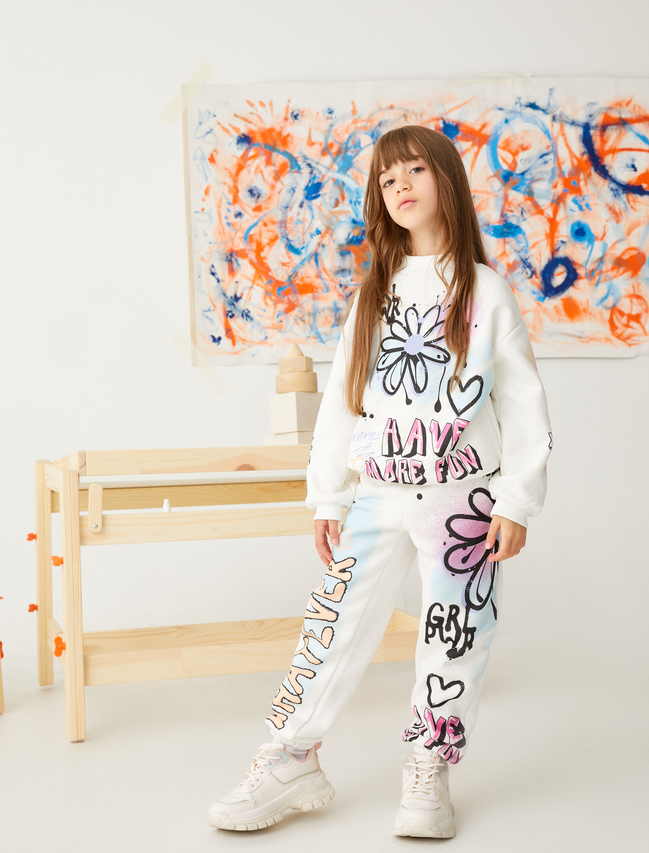  Kız Çocuk Jogger Eşofman Altı Beli Bağlamalı Cepli Grafiti Baskılı Şardonlu