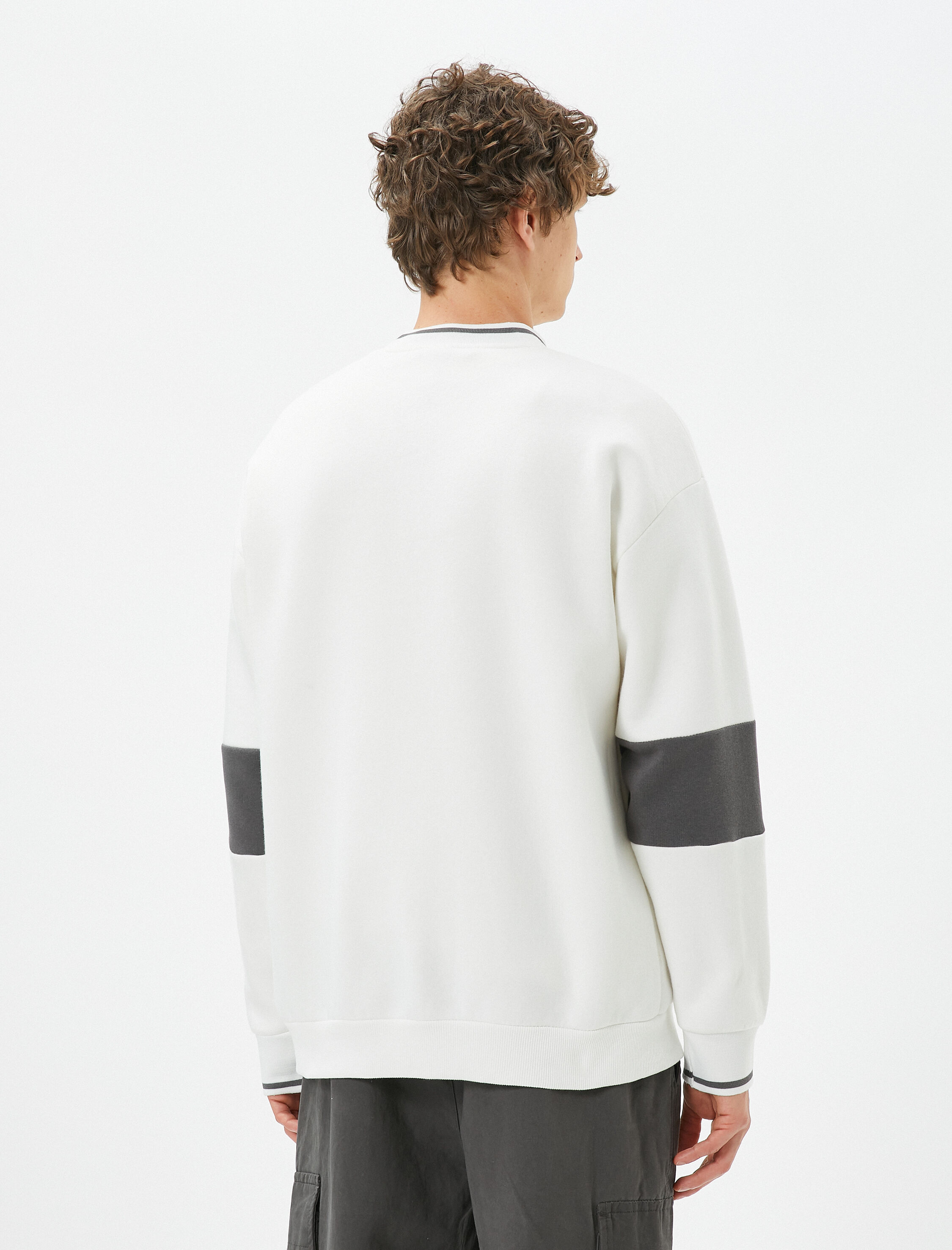   Oversize Sweatshirt Kolej Baskılı V Yaka Renk Bloklu Şardonlu