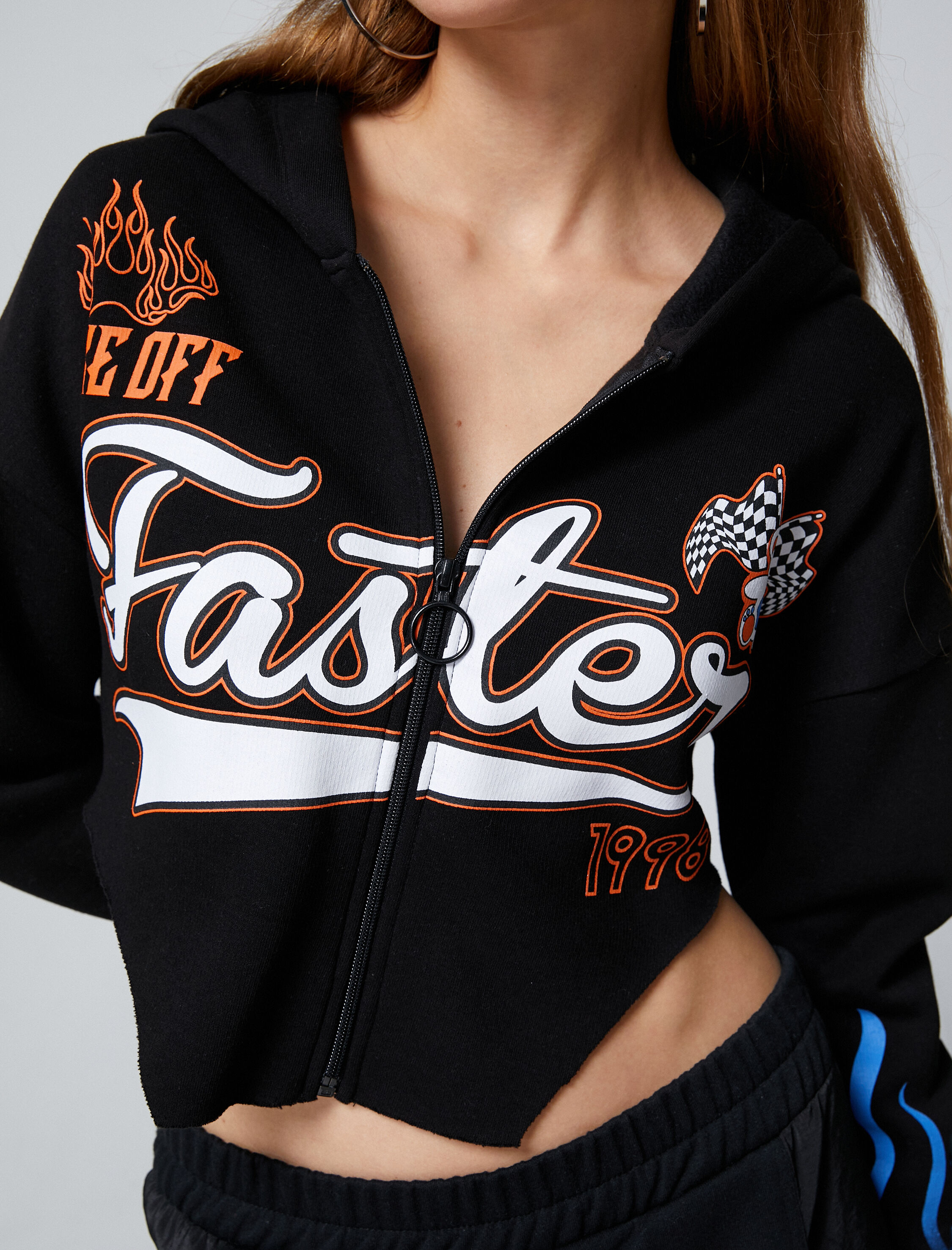   Şardonlu Crop Sweatshirt Kapüşonlu Fermuarlı Nakışlı Asimetrik Kesim