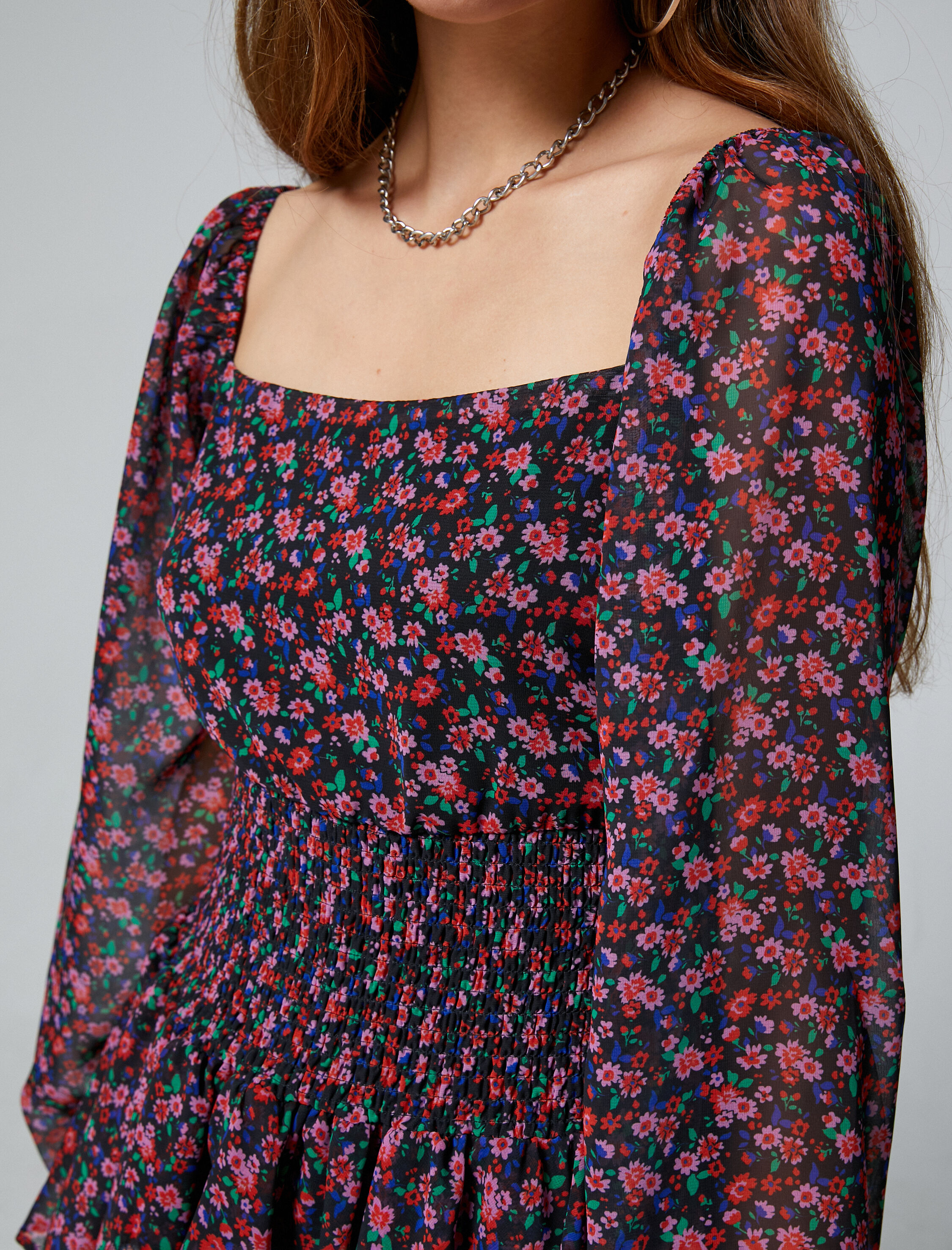   Çiçekli Mini Elbise Uzun Tül Kollu Astarlı Kare Yaka Katlı