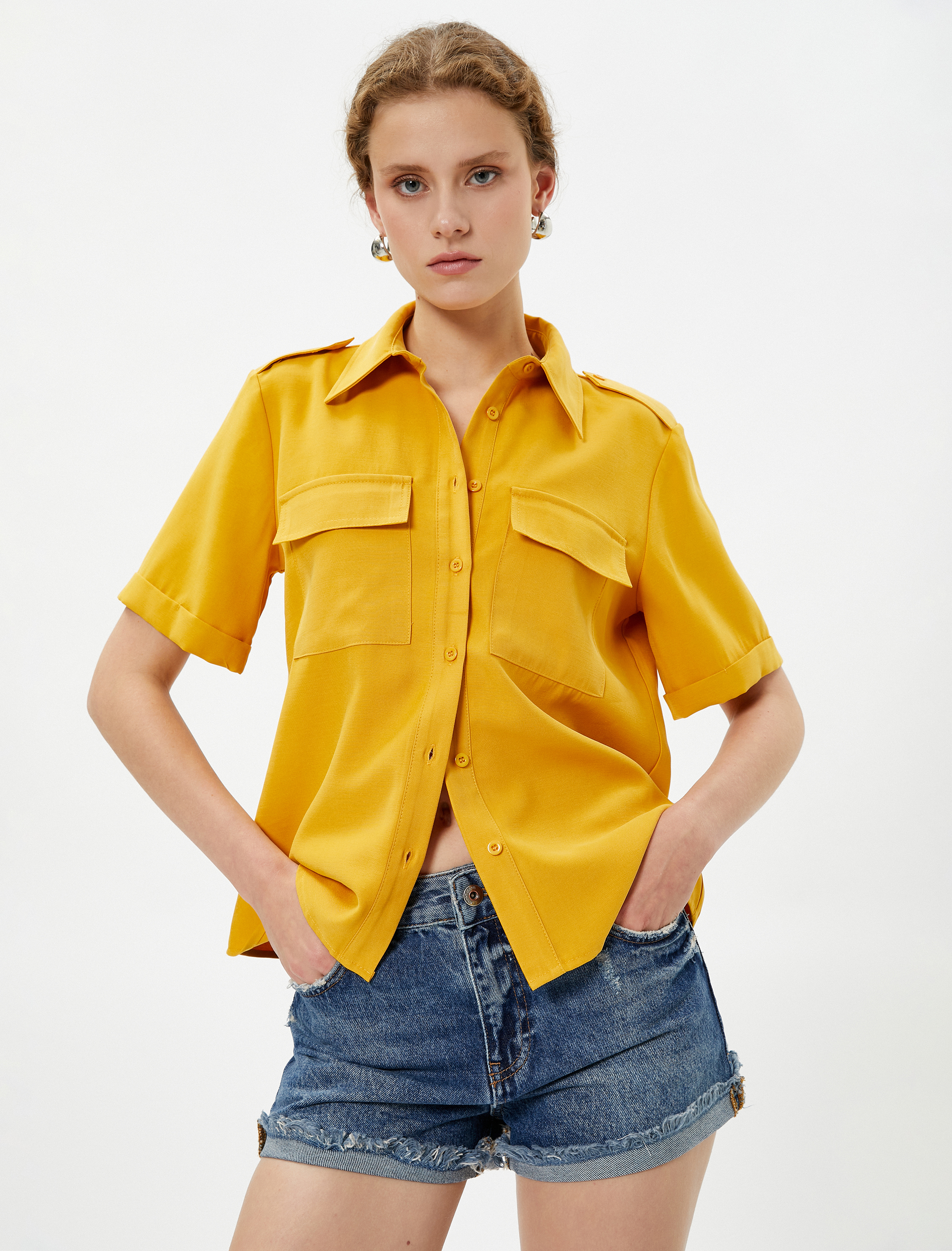   Apolet Detaylı Gömlek Cepli Kısa Kollu İpeksi Dokulu