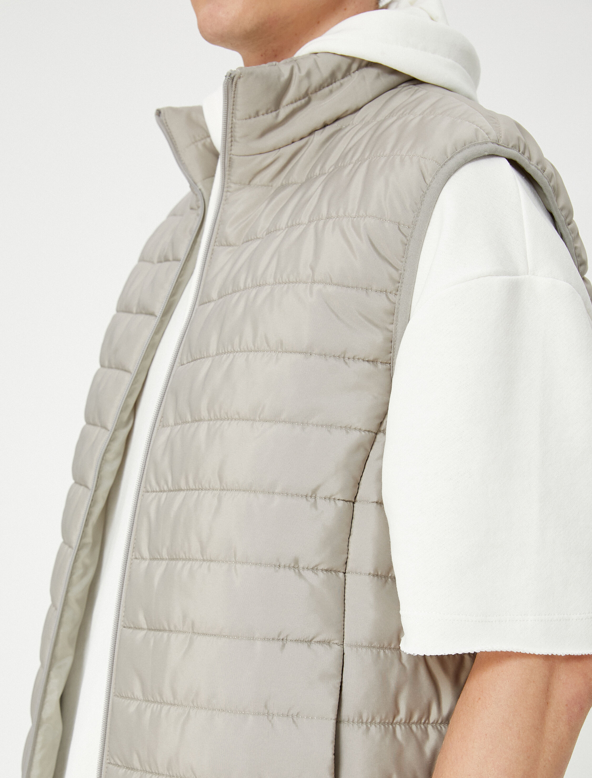 Kolsuz Mont Yelek Dik Yaka Fermuarlı Cep Detaylı