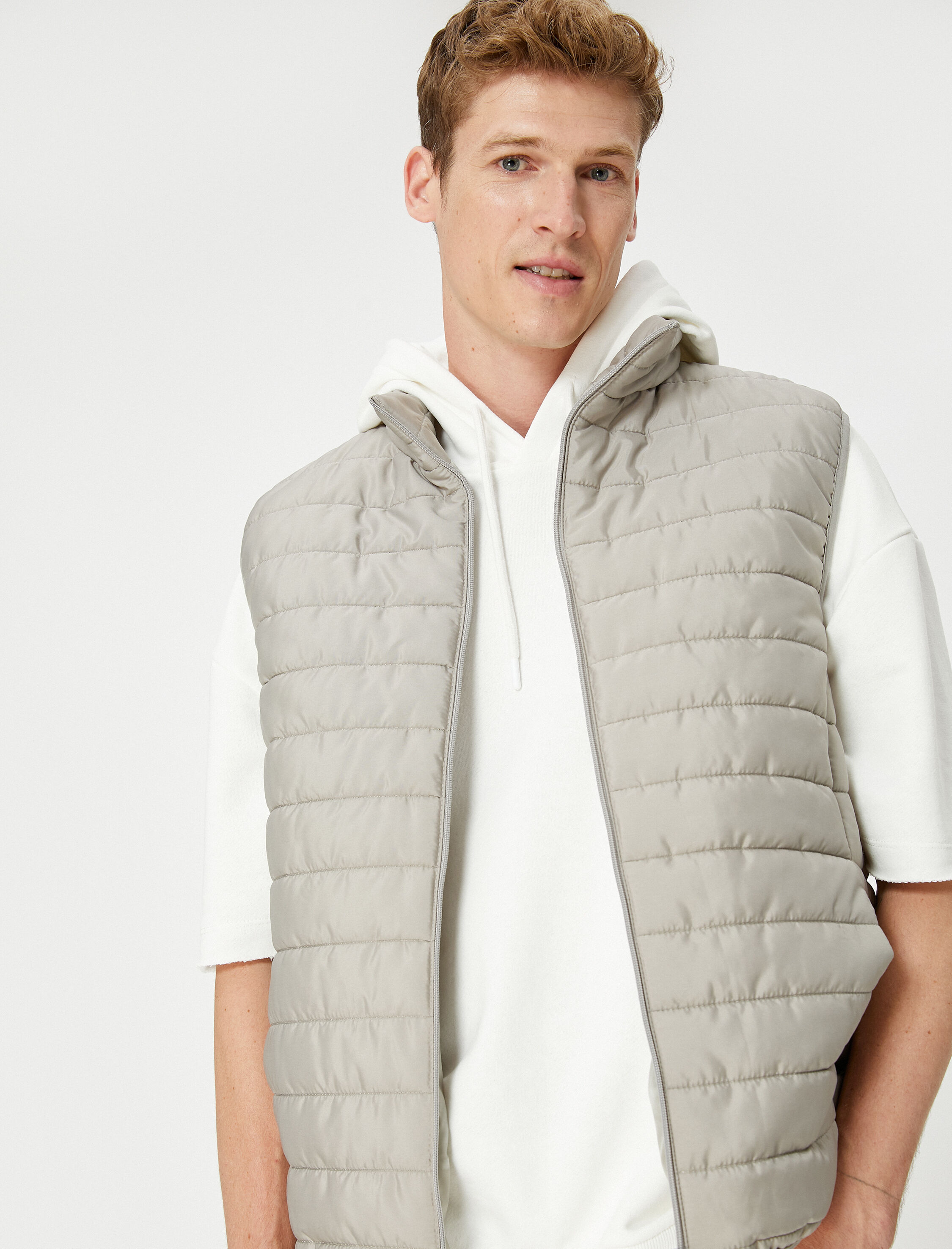 Kolsuz Mont Yelek Dik Yaka Fermuarlı Cep Detaylı