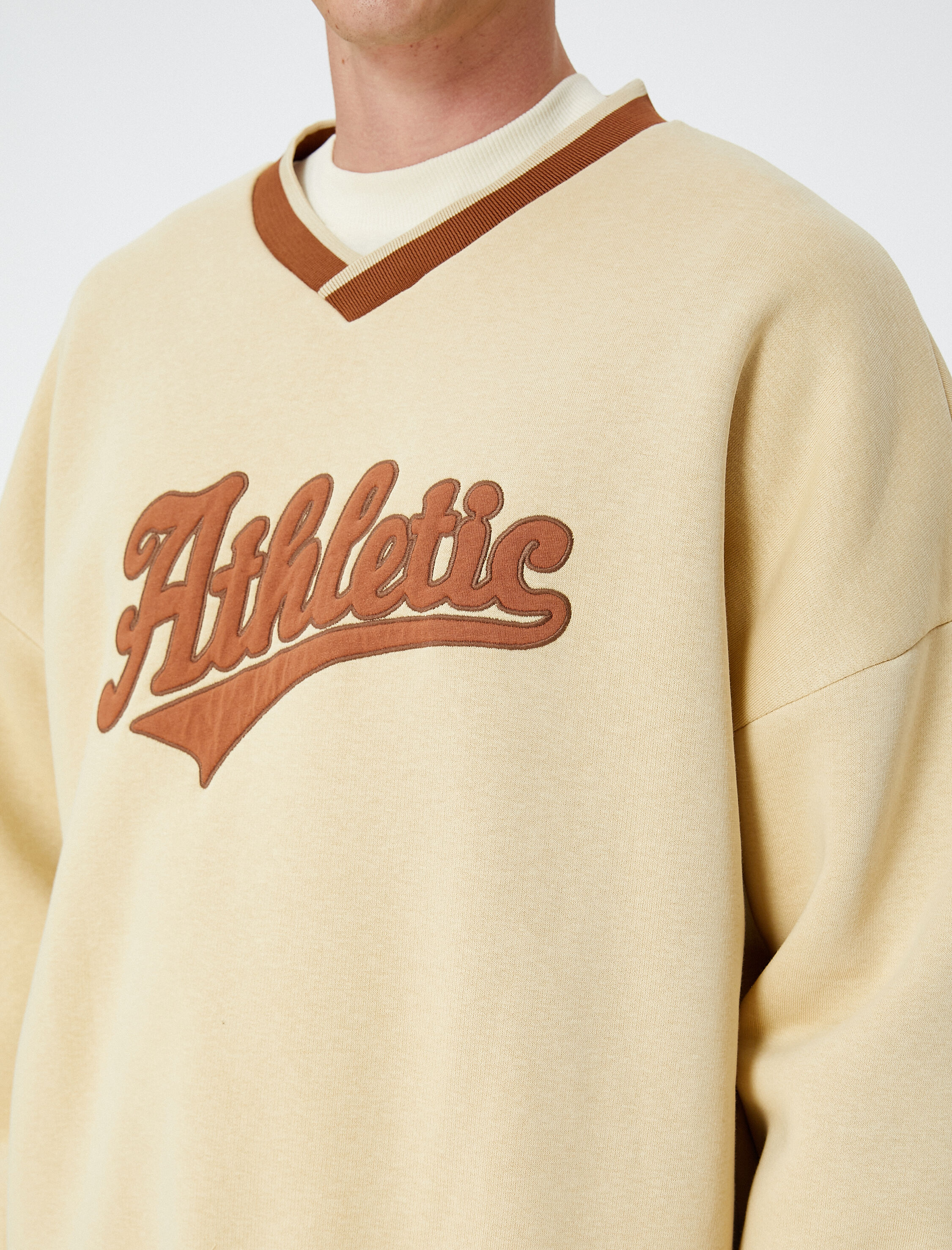 Kolej Oversize Sweatshirt V Yaka Aplike İşleme Detaylı Şardonlu