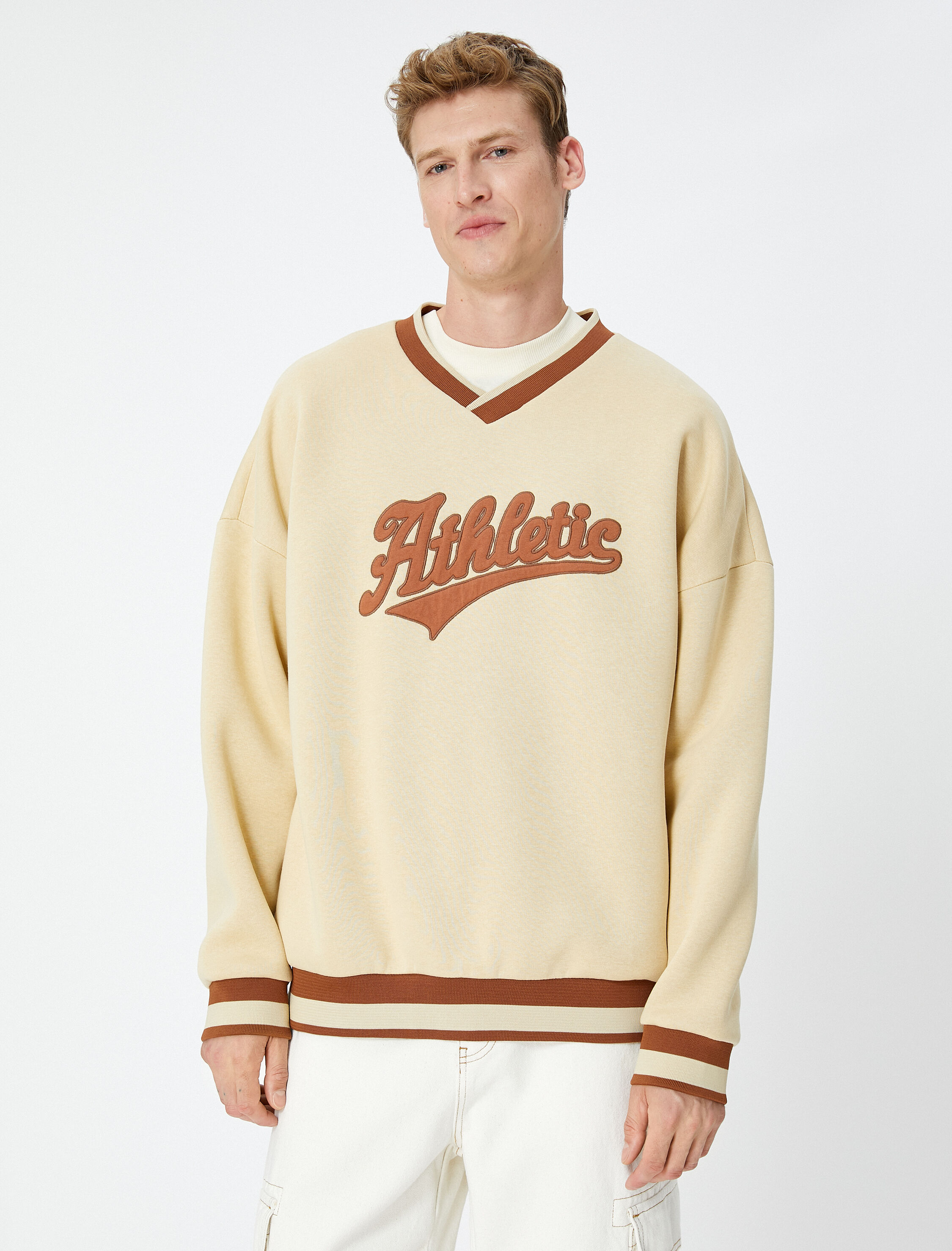 Kolej Oversize Sweatshirt V Yaka Aplike İşleme Detaylı Şardonlu