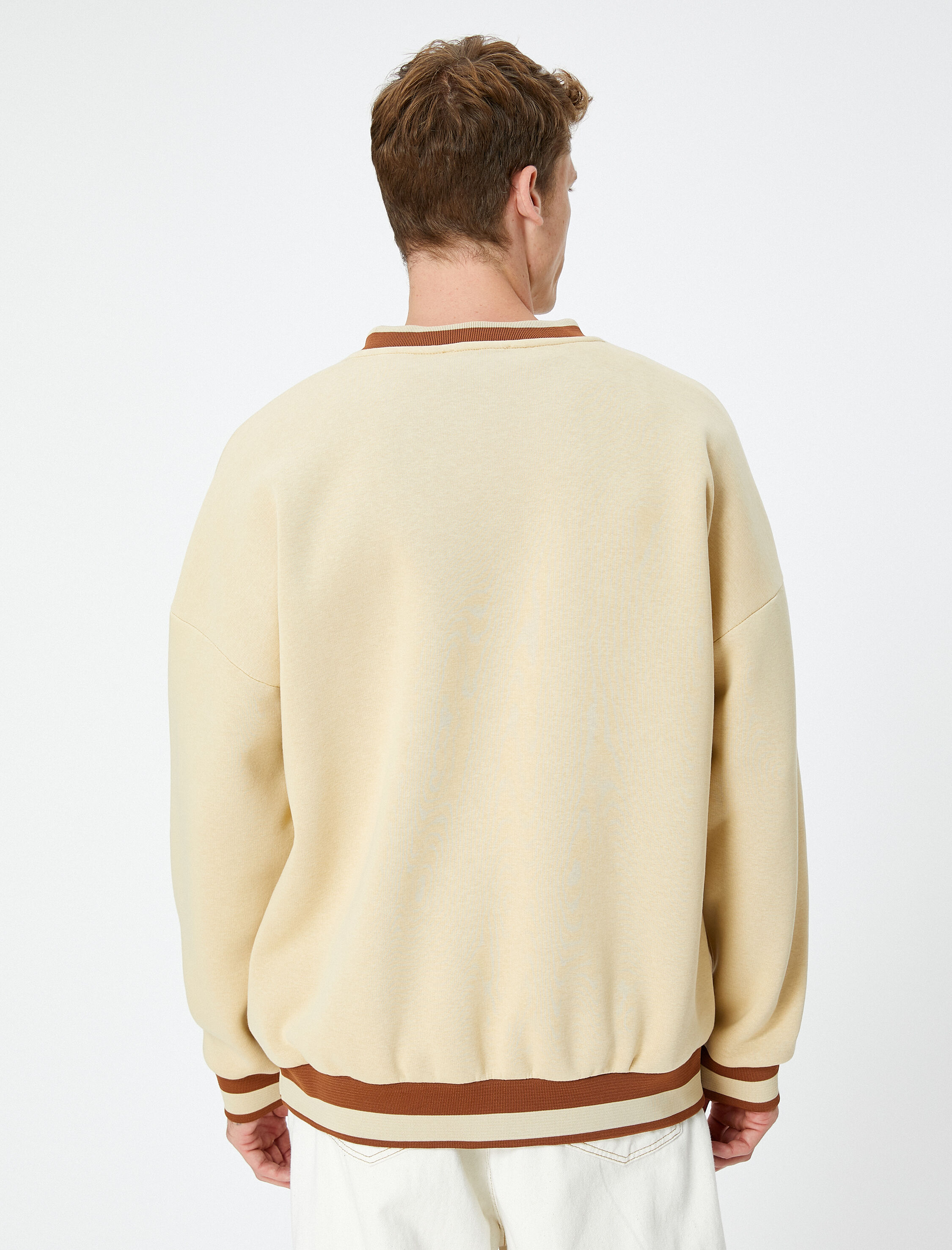 Kolej Oversize Sweatshirt V Yaka Aplike İşleme Detaylı Şardonlu