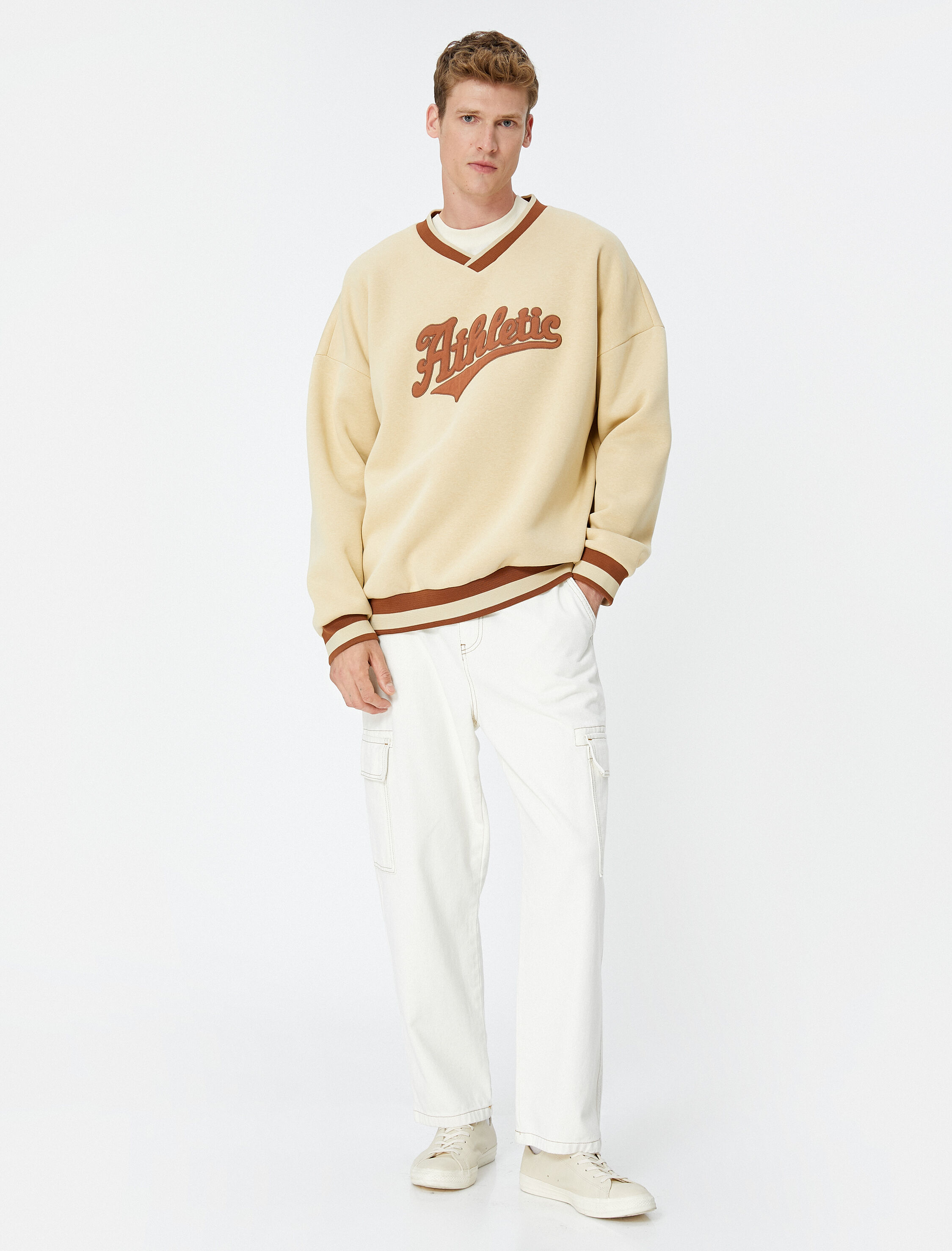 Kolej Oversize Sweatshirt V Yaka Aplike İşleme Detaylı Şardonlu