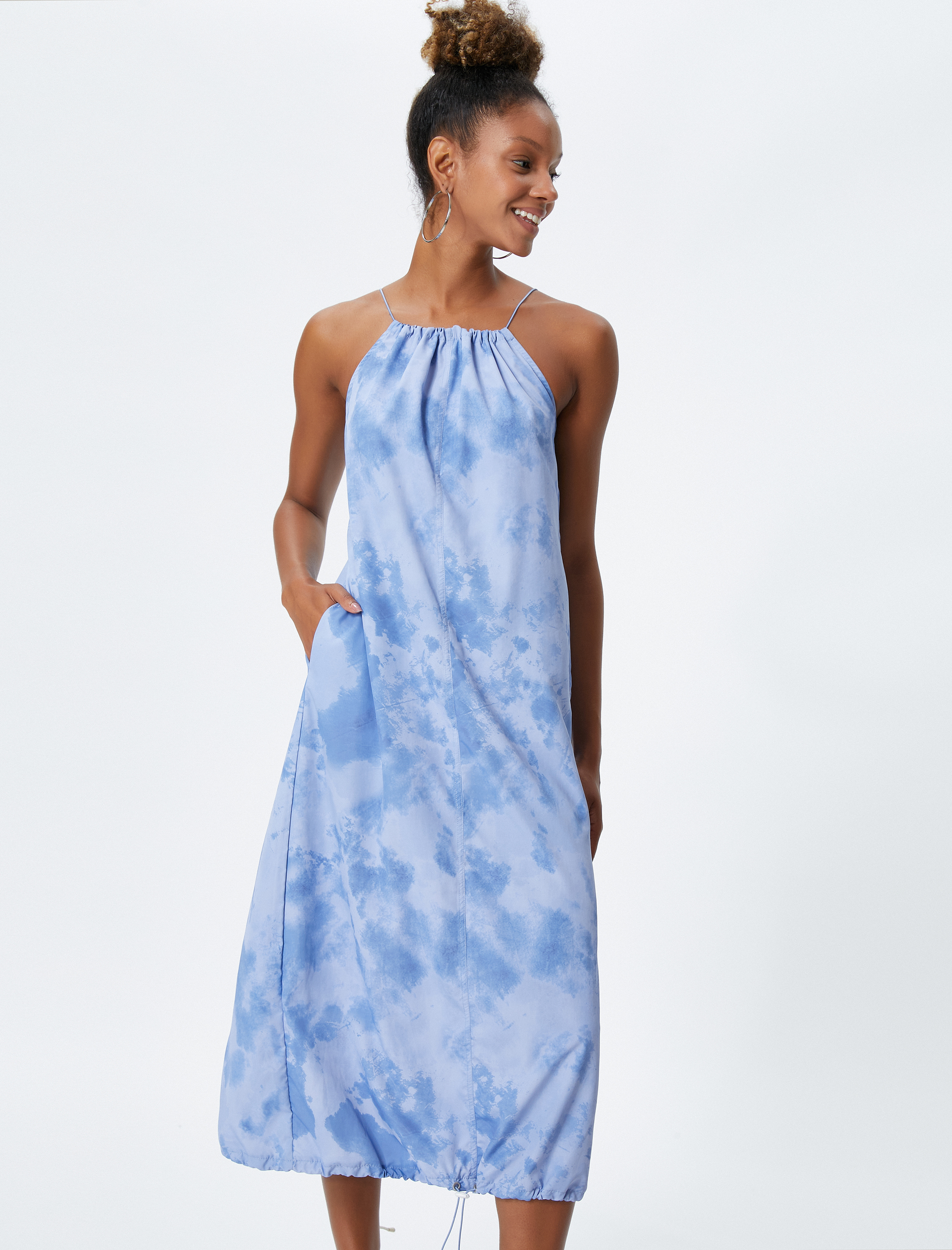   Paraşüt Elbise Halter Yaka Etek Ucu Büzgülü Cepli Batik Desenli