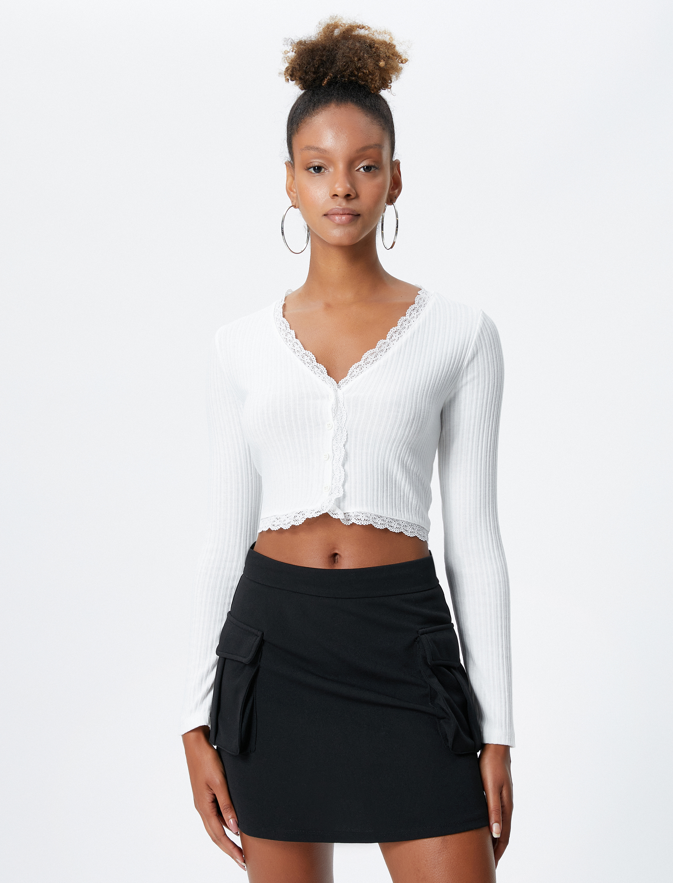   Uzun Kollu Tişört Crop V Yaka Düğmeli Dantel Detaylı