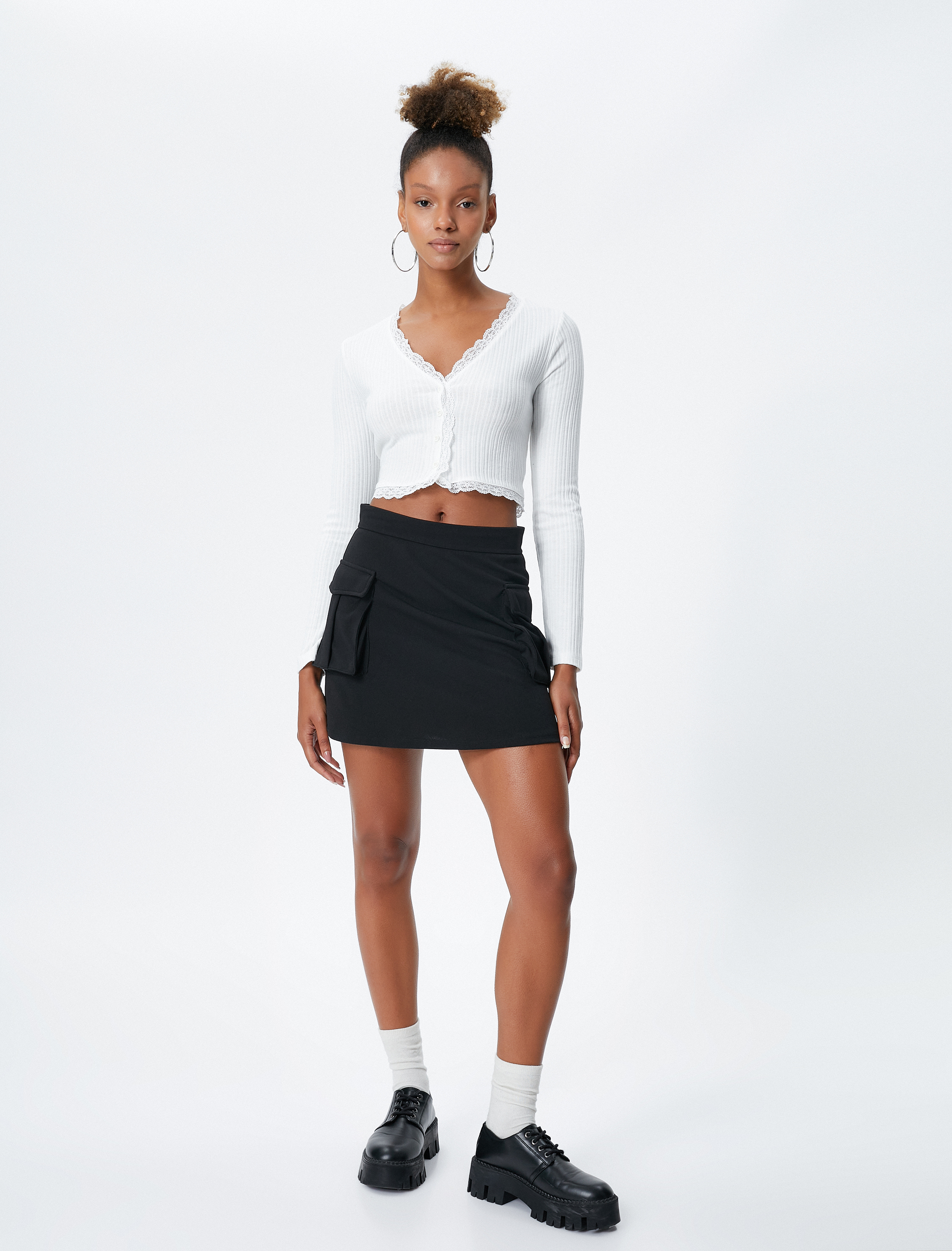   Uzun Kollu Tişört Crop V Yaka Düğmeli Dantel Detaylı