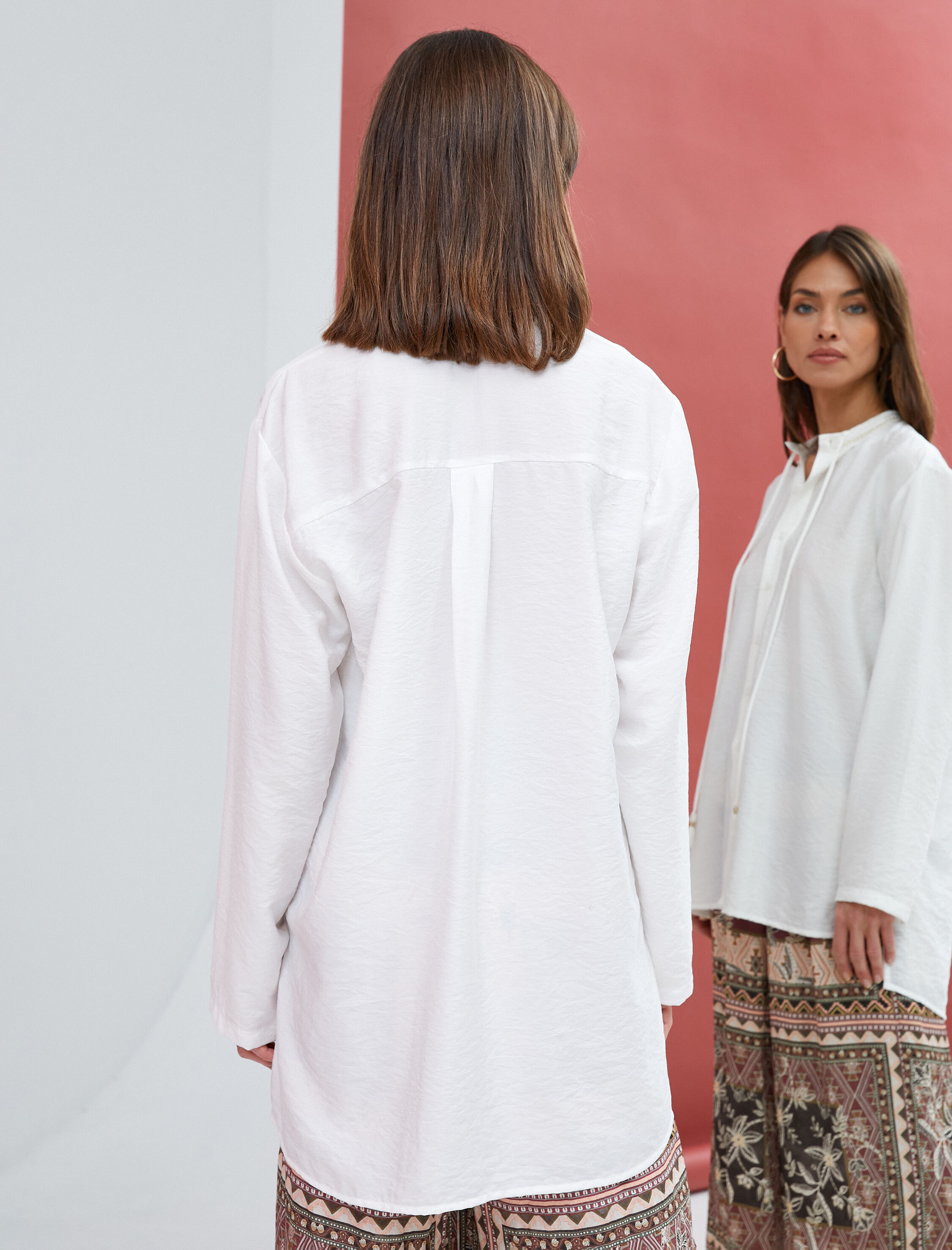   Uzun Kollu Gömlek Düğmeli Yakası Bağlama Detaylı