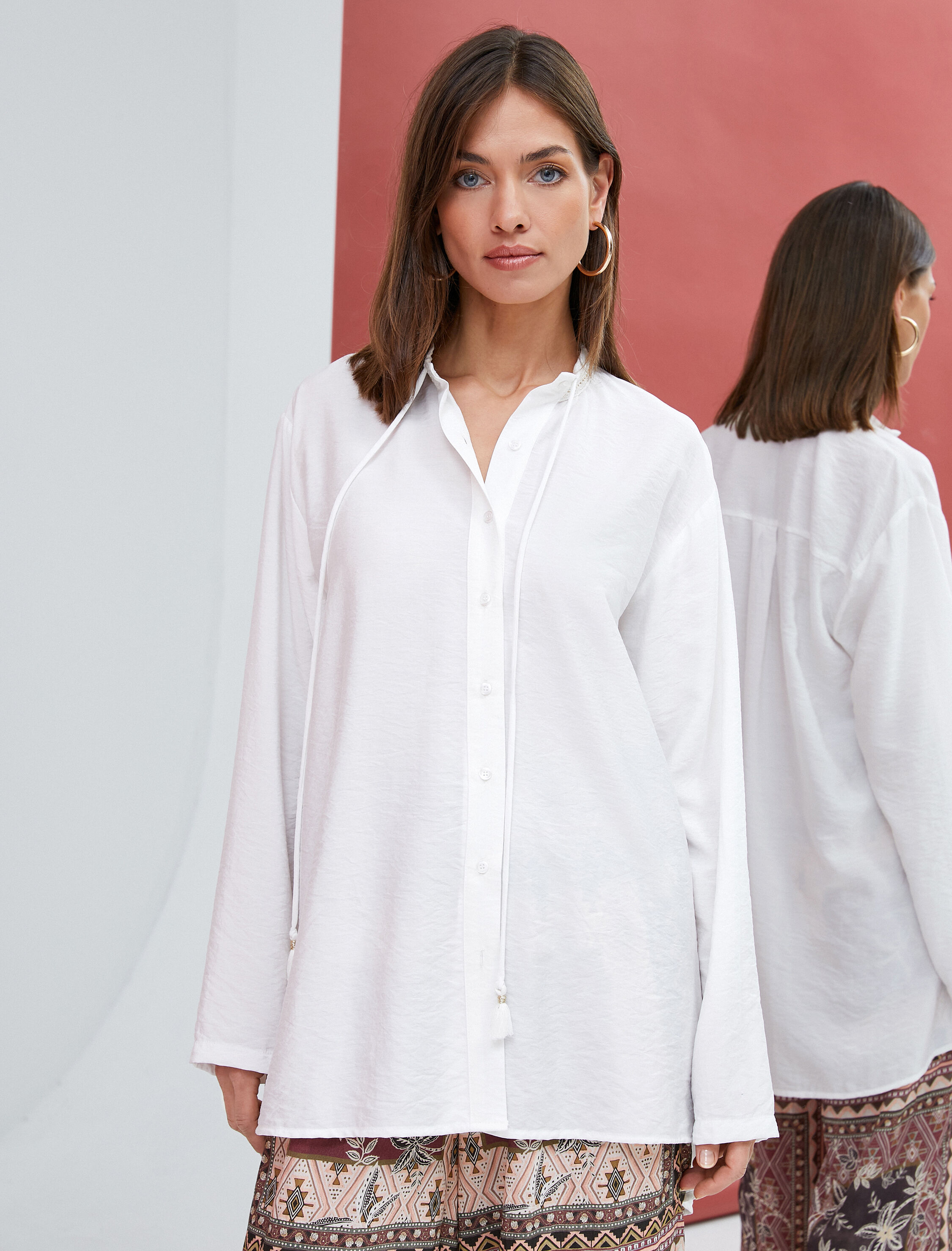   Uzun Kollu Gömlek Düğmeli Yakası Bağlama Detaylı