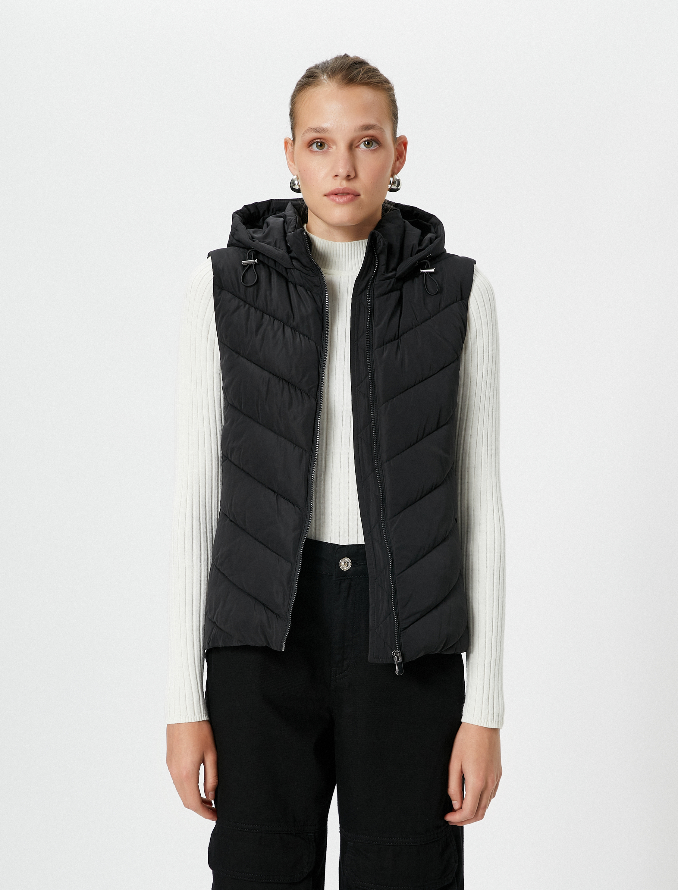 Kısa Şişme Yelek Kapüşonlu Fermuarlı Cep Detaylı