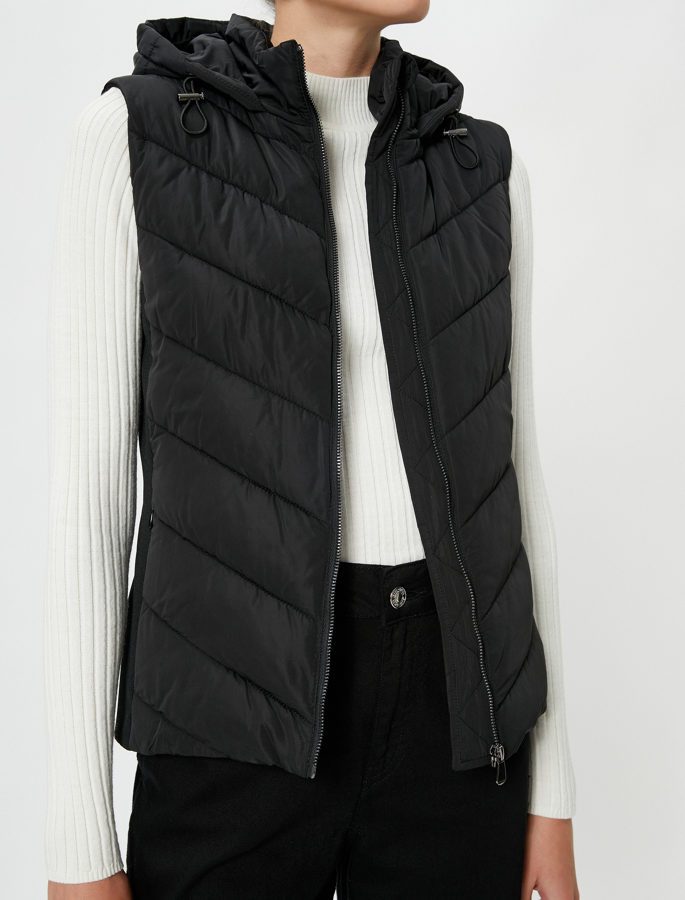 Kısa Şişme Yelek Kapüşonlu Fermuarlı Cep Detaylı