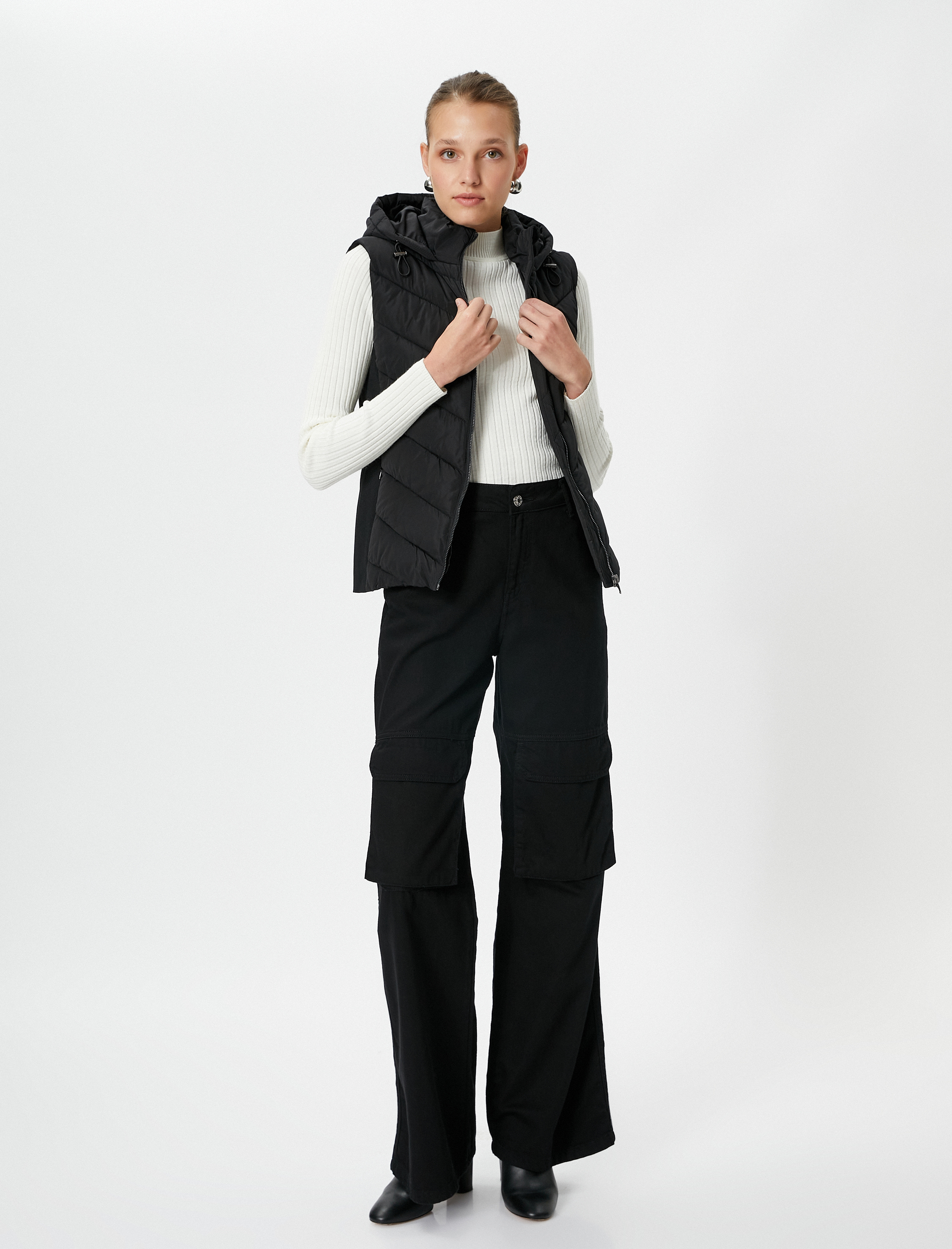 Kısa Şişme Yelek Kapüşonlu Fermuarlı Cep Detaylı