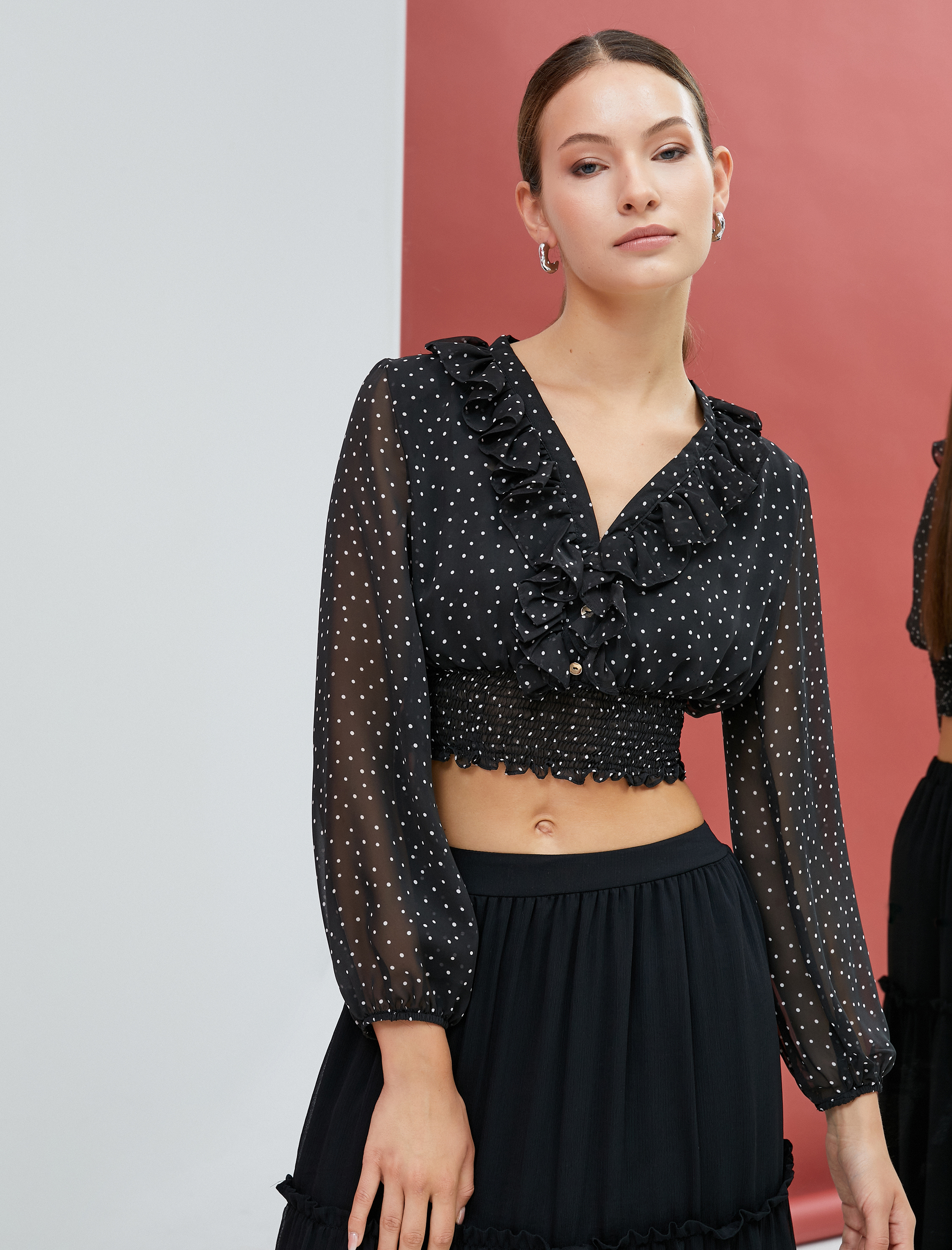 Crop Şifon Bluz V Yaka Fırfırlı Puantiyeli Beli Gipeli