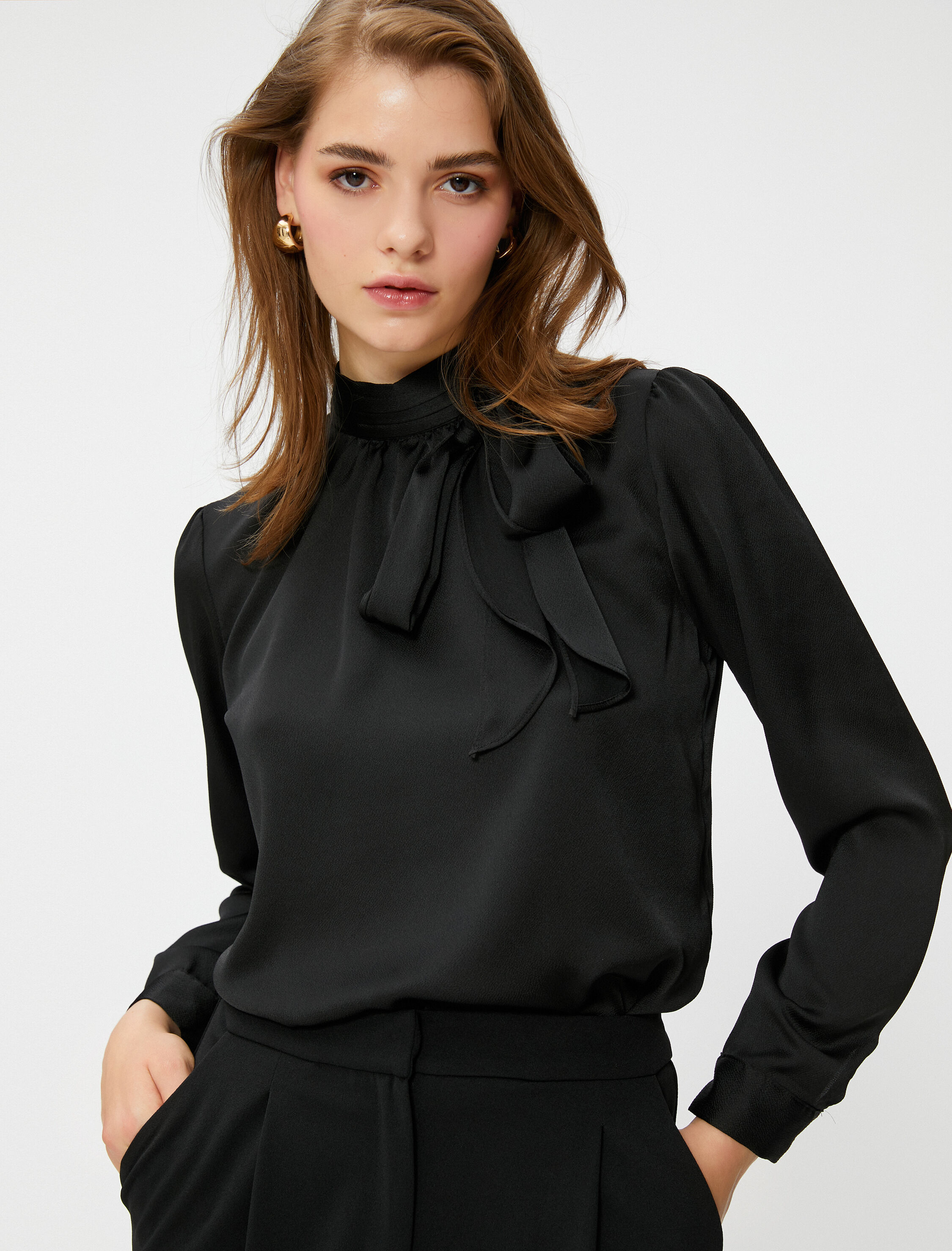   Fiyonklu Bluz Dik Yaka Uzun Kollu