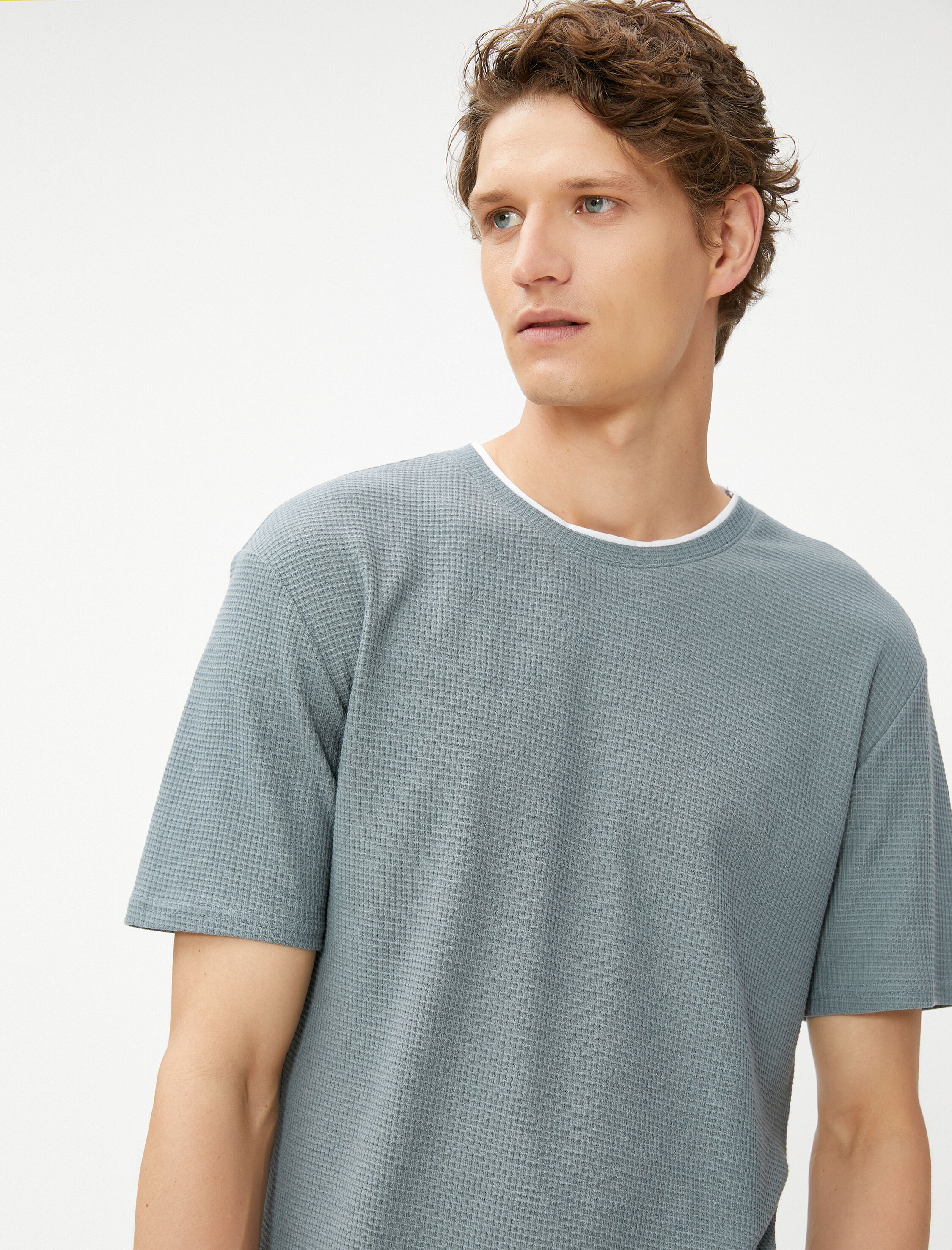   Basic Tişört Yaka Detaylı Dokulu Dar Kesim Kısa Kollu