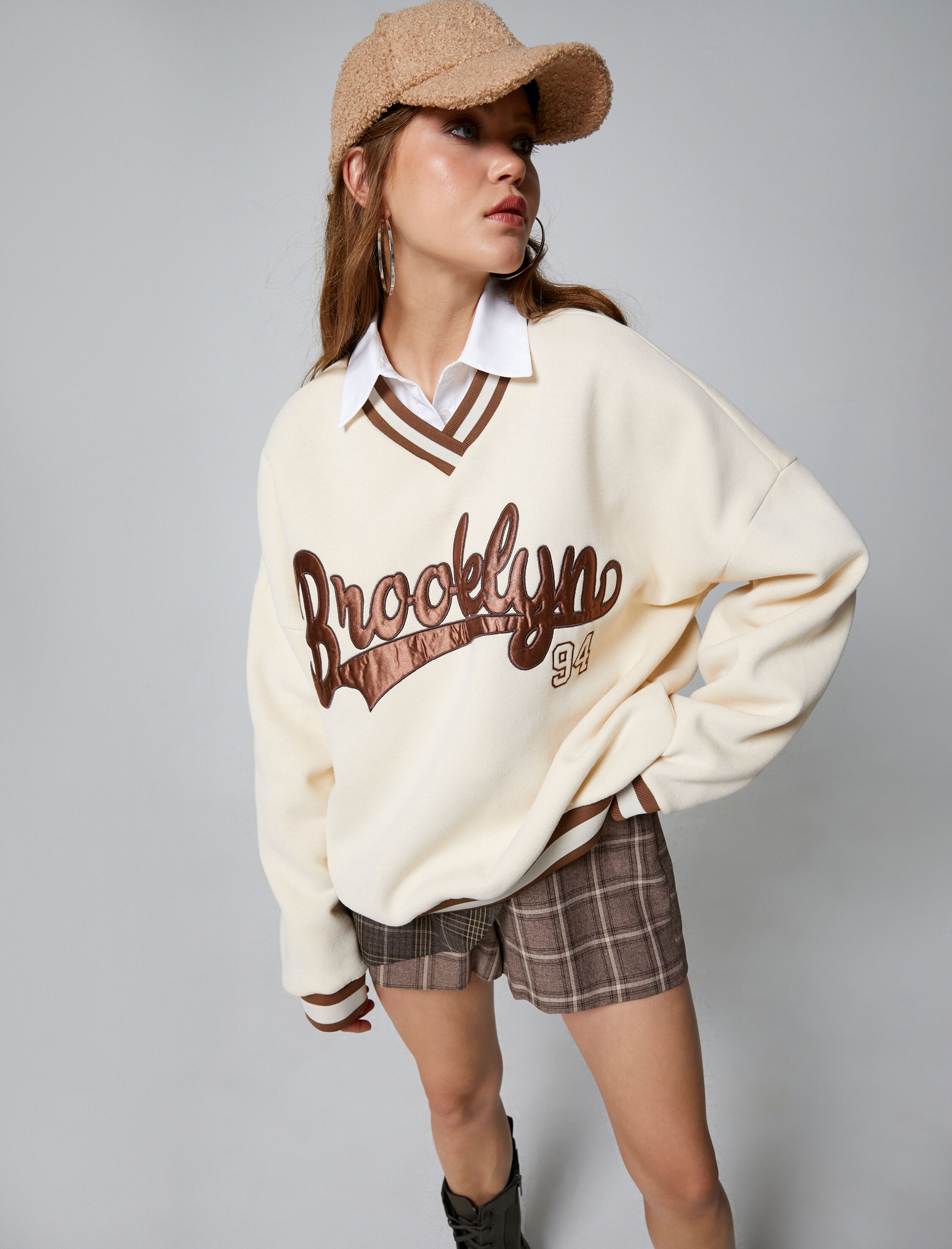   Şardonlu Oversize Kolej Sweatshirt Biye Detaylı V Yaka Nakışlı