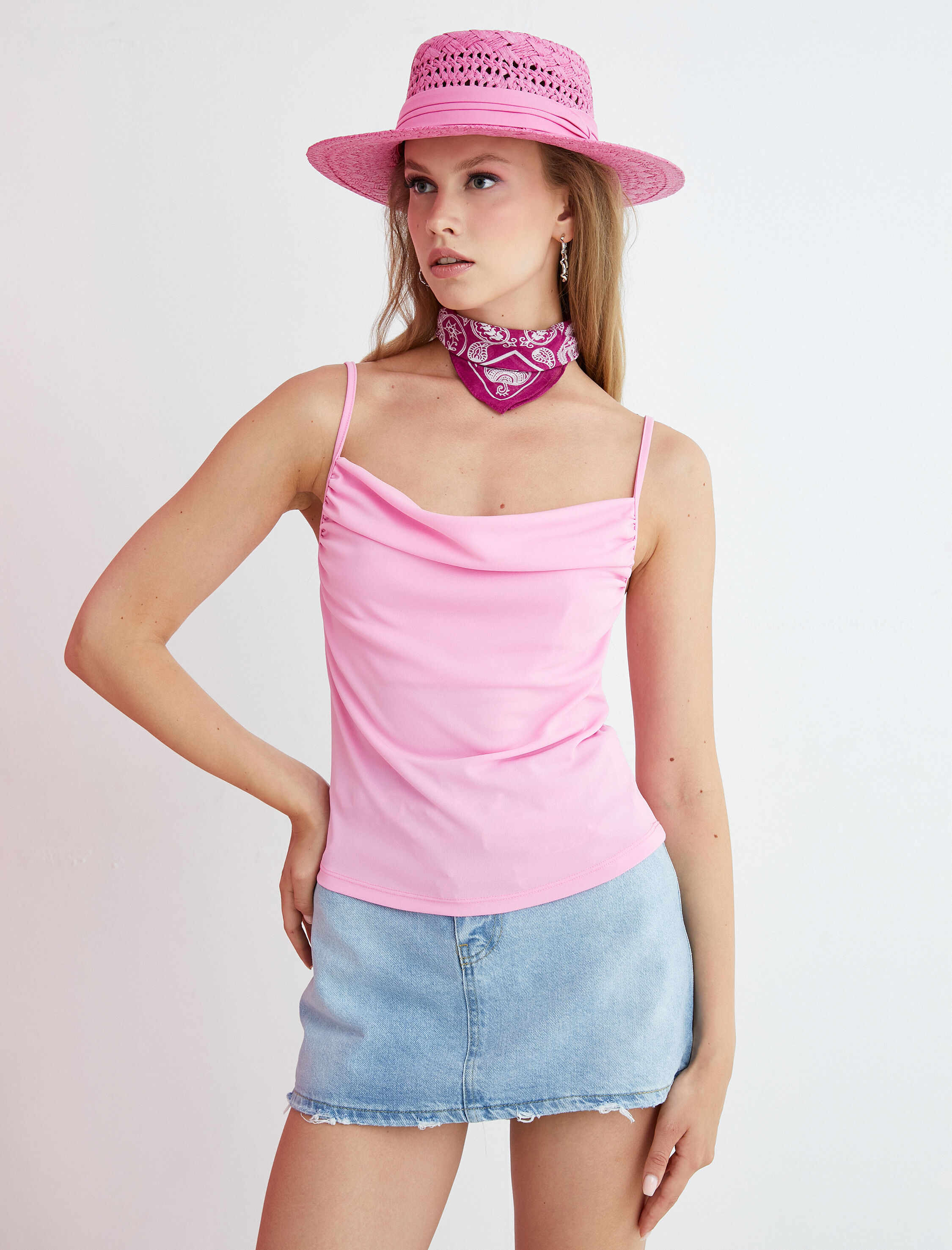   Degaje Yaka Askılı Crop Top