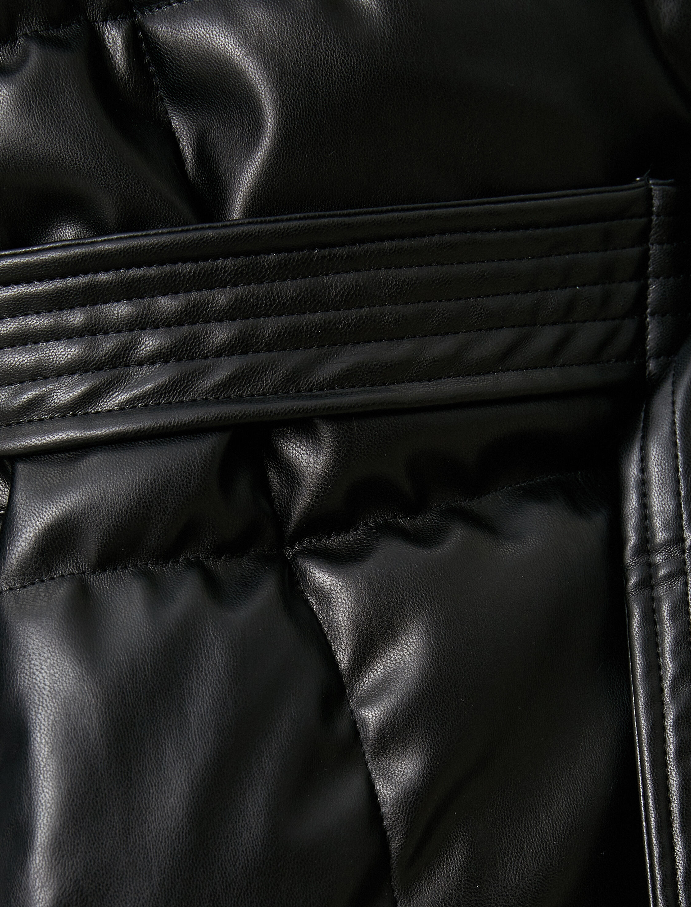   Şişme Uzun Mont Deri Görünümlü Kapüşonlu Kemer Detaylı Cepli Kapitone