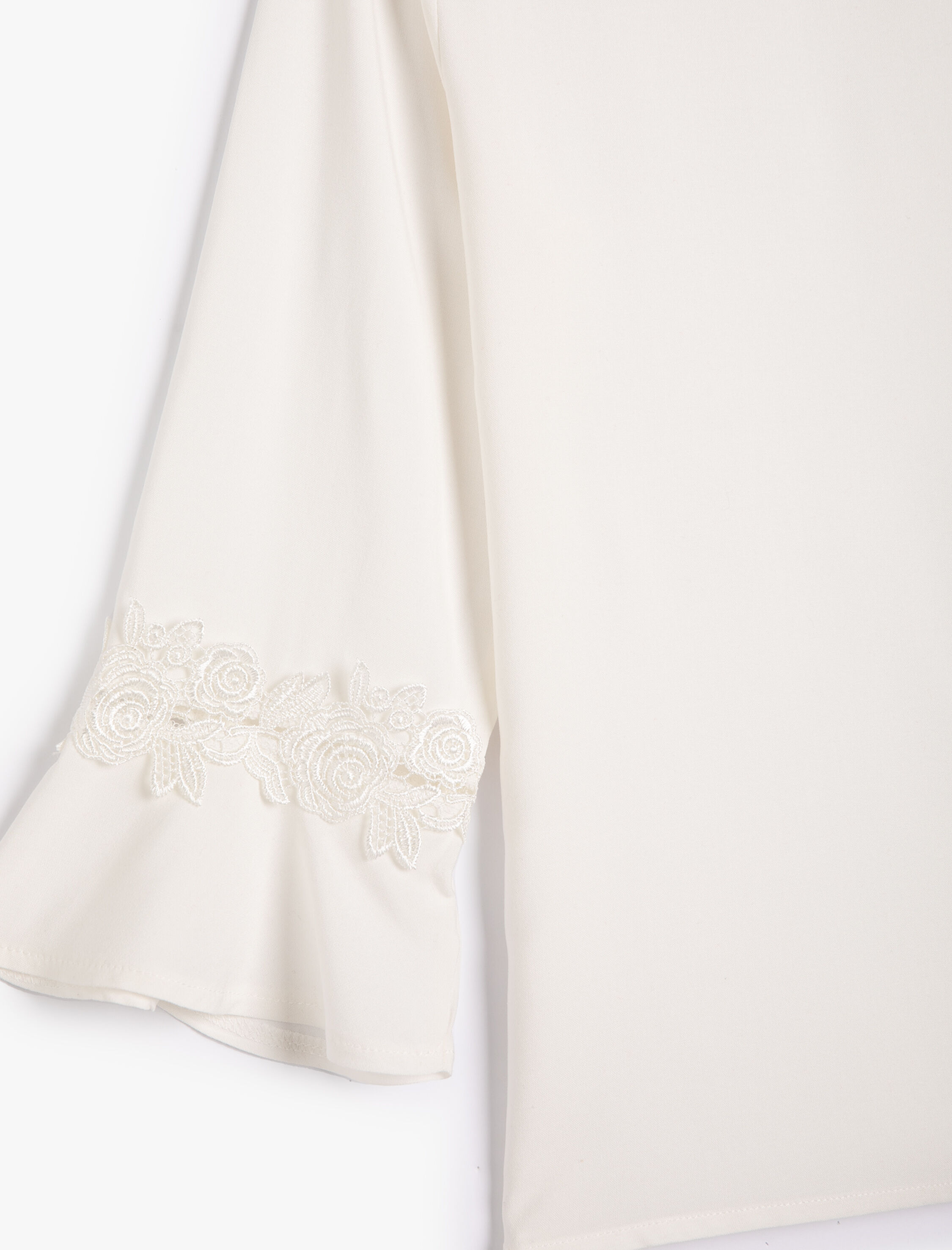  Kız Çocuk Bluz Uzun Çan Kollu Dantel Detaylı Yuvarlak Yaka Arkası Düğmeli