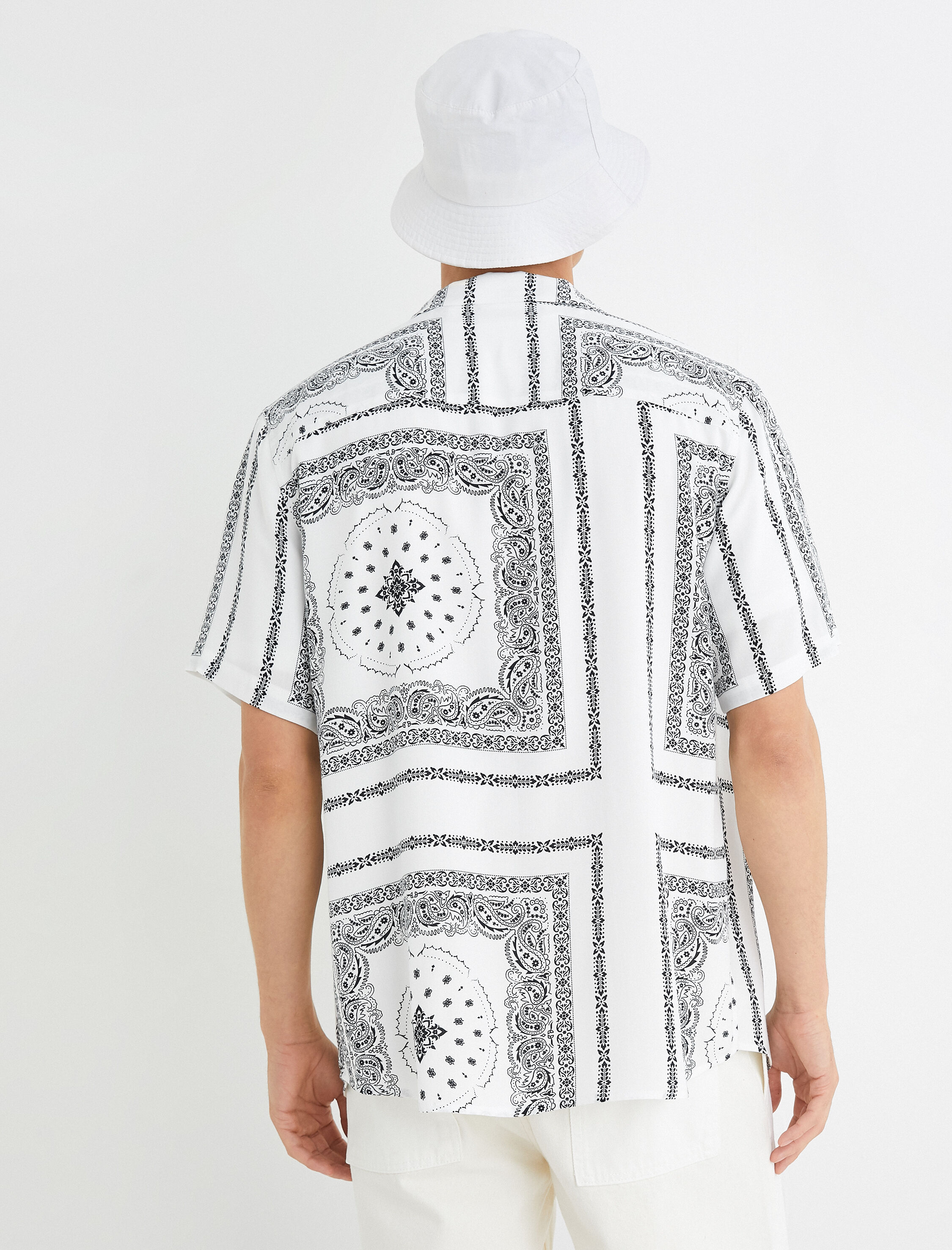   Yazlık Gömlek Kısa Kollu Devrik Yaka Şal Baskı Detaylı