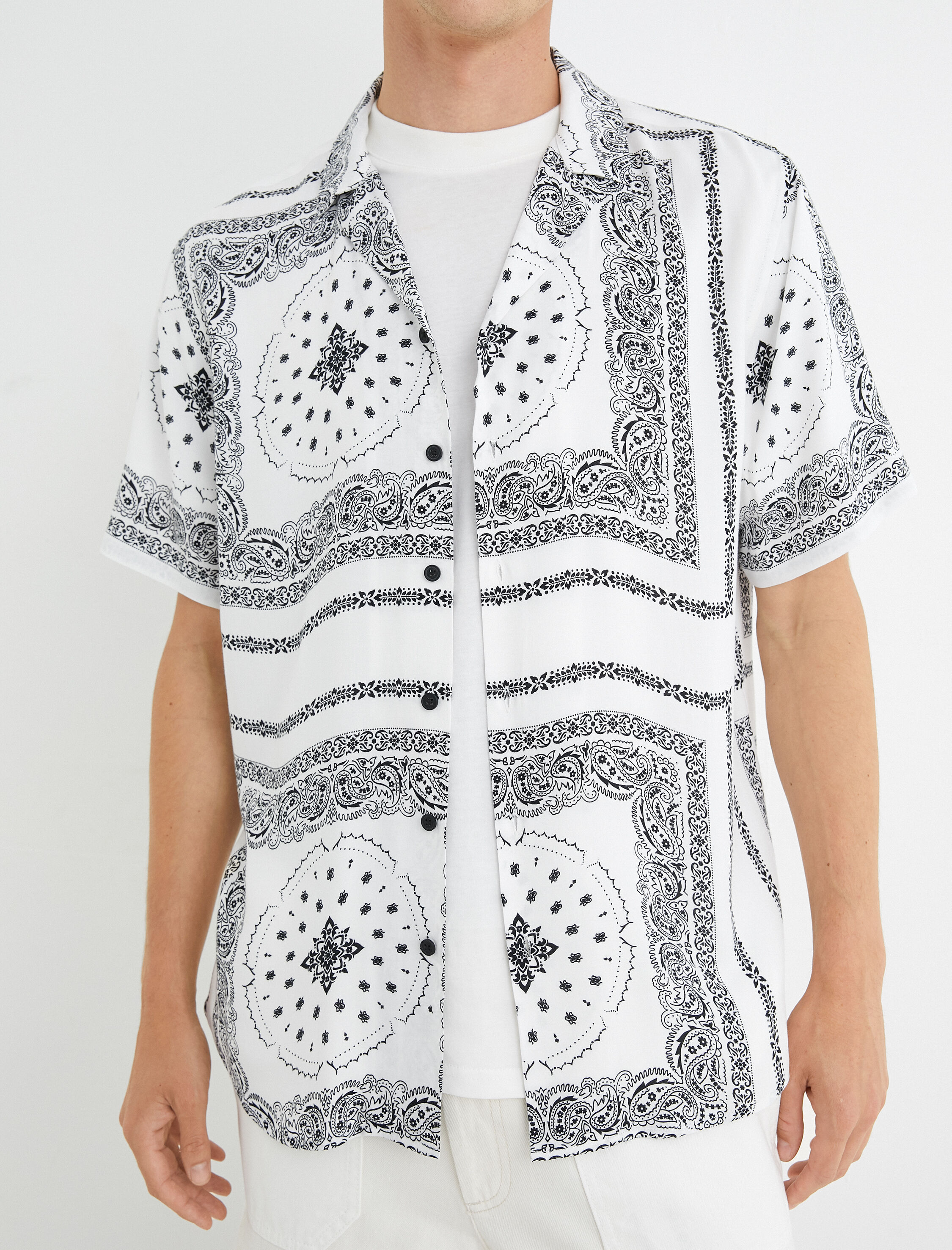   Yazlık Gömlek Kısa Kollu Devrik Yaka Şal Baskı Detaylı