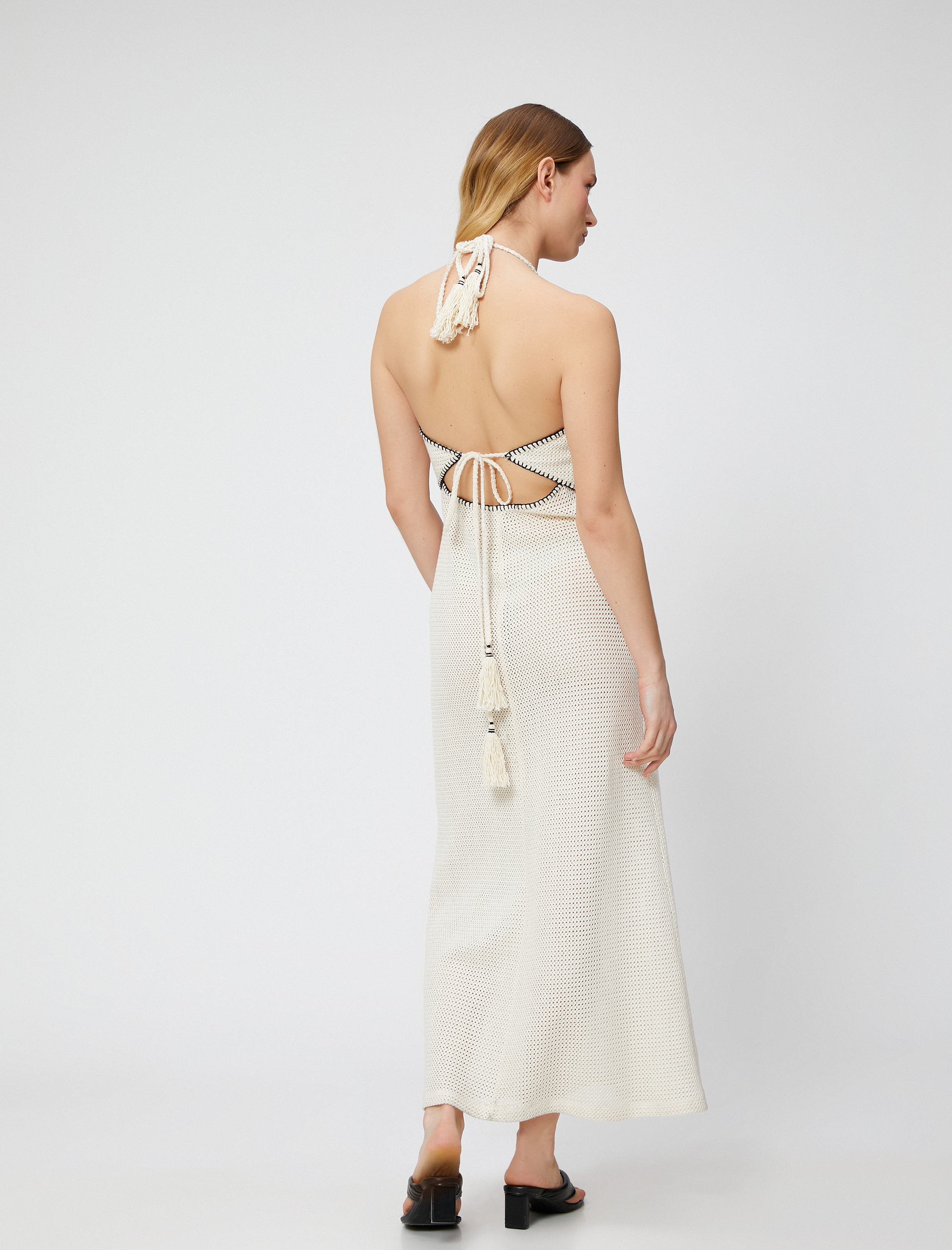   Uzun Elbise Sırt Detaylı Halter Yaka