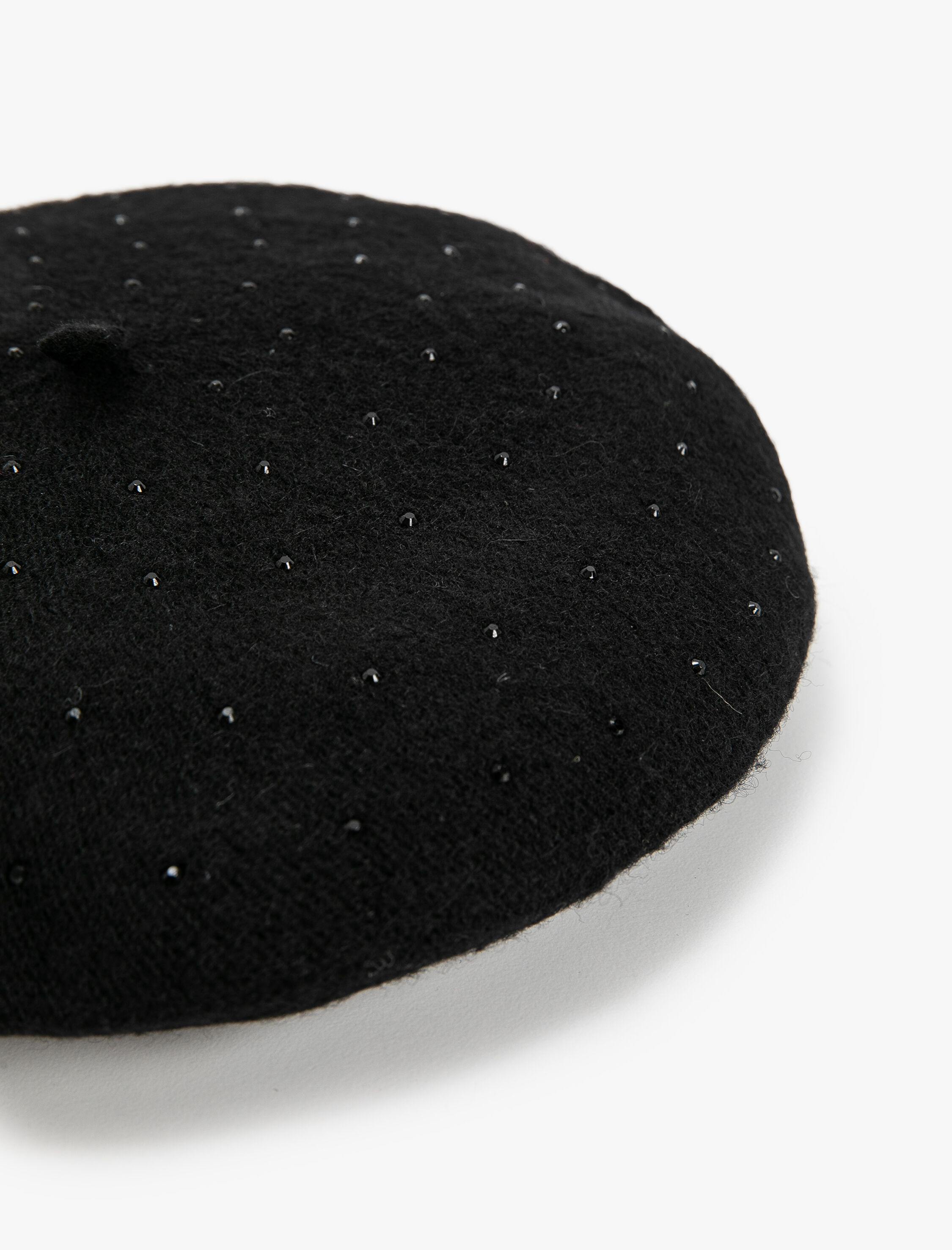  Kadın Ressam Şapka Boncuk Detaylı