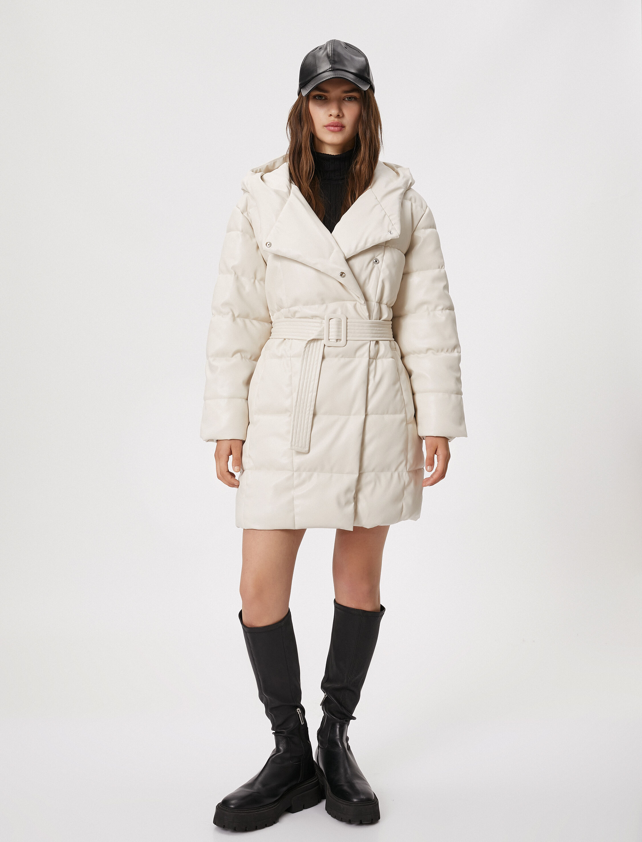   Şişme Uzun Mont Deri Görünümlü Kapüşonlu Kemer Detaylı Cepli Kapitone