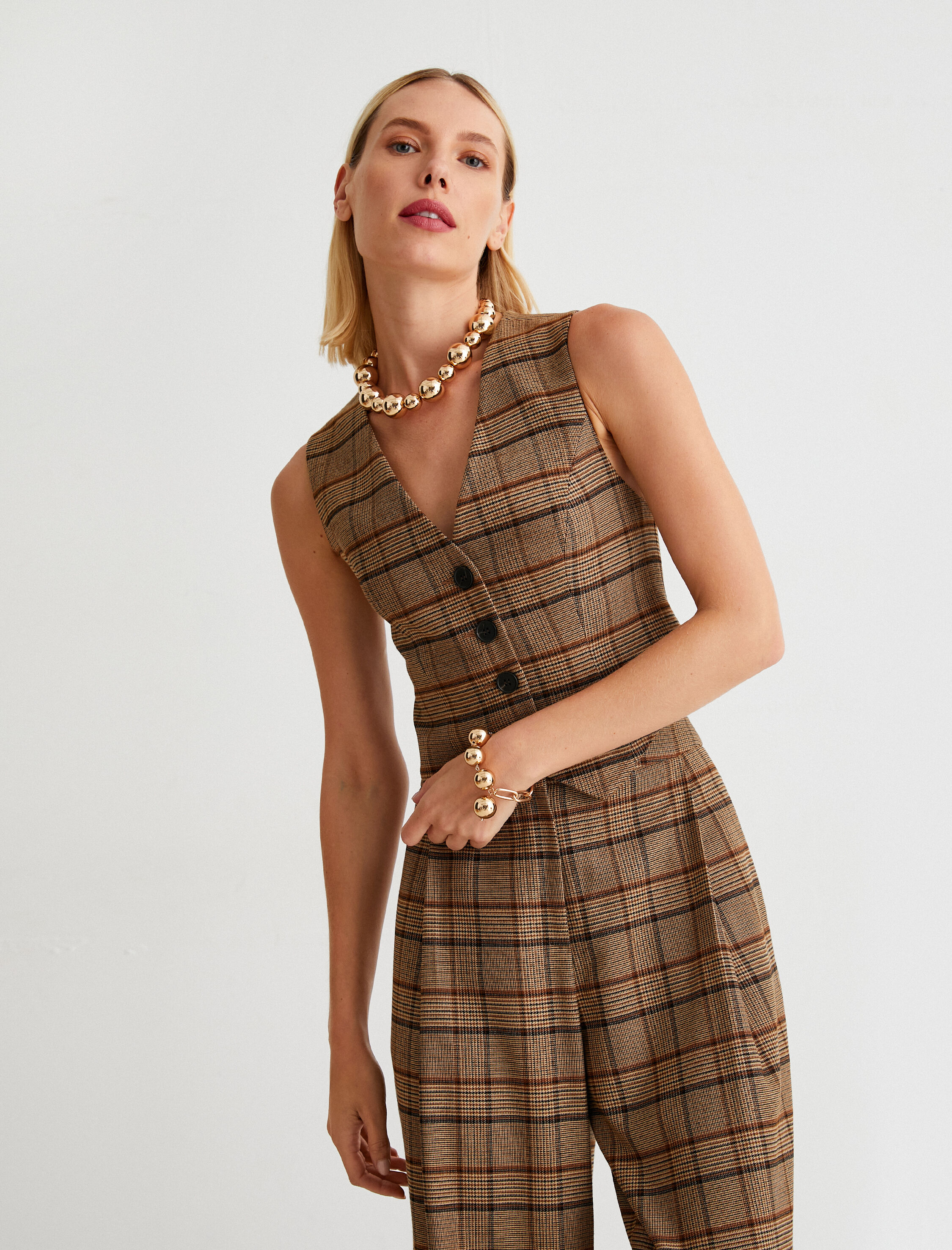   V Yaka Yelek Düğme Detaylı