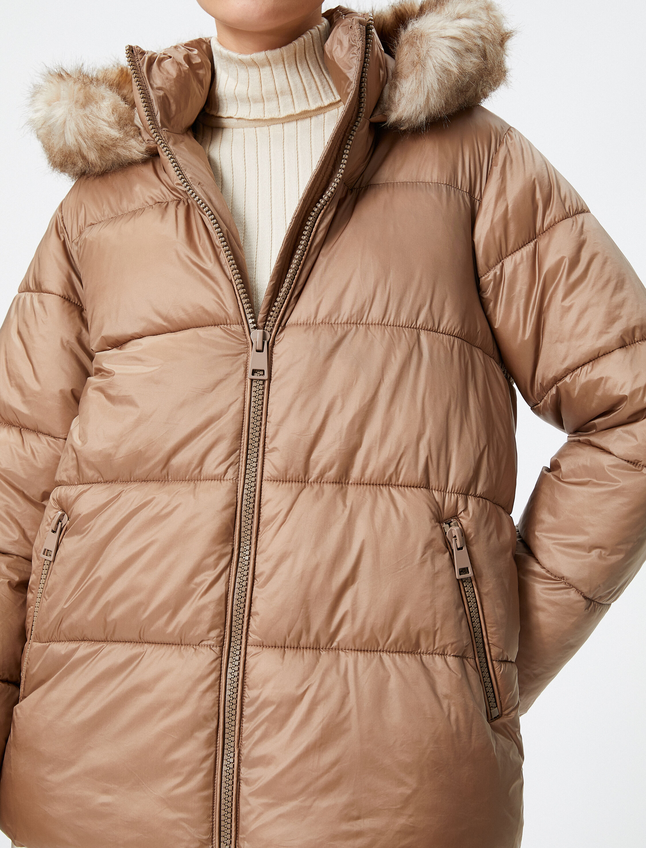   Şişme Mont Kapüşonlu Fermuarlı Suni Kürk Detaylı Cepli