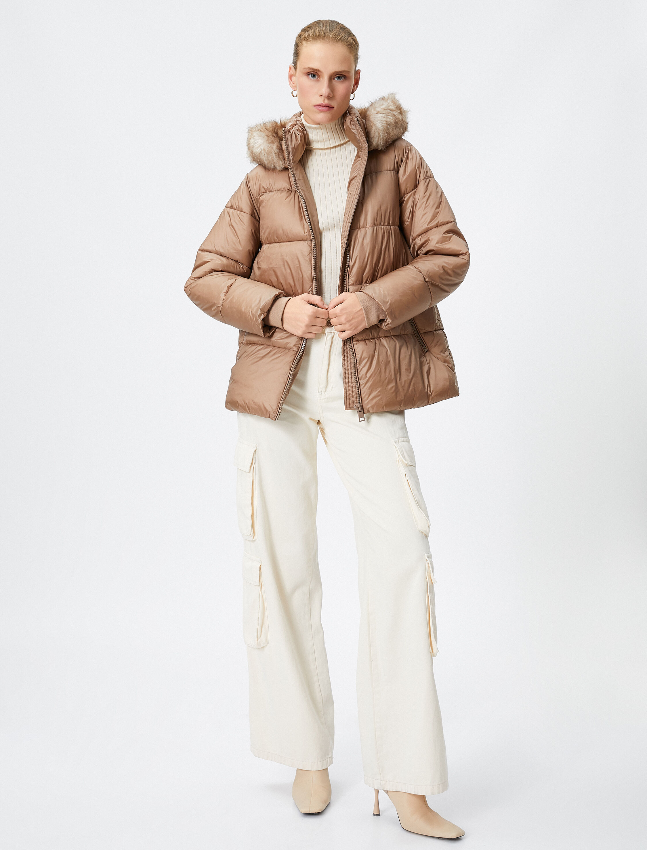   Şişme Mont Kapüşonlu Fermuarlı Suni Kürk Detaylı Cepli