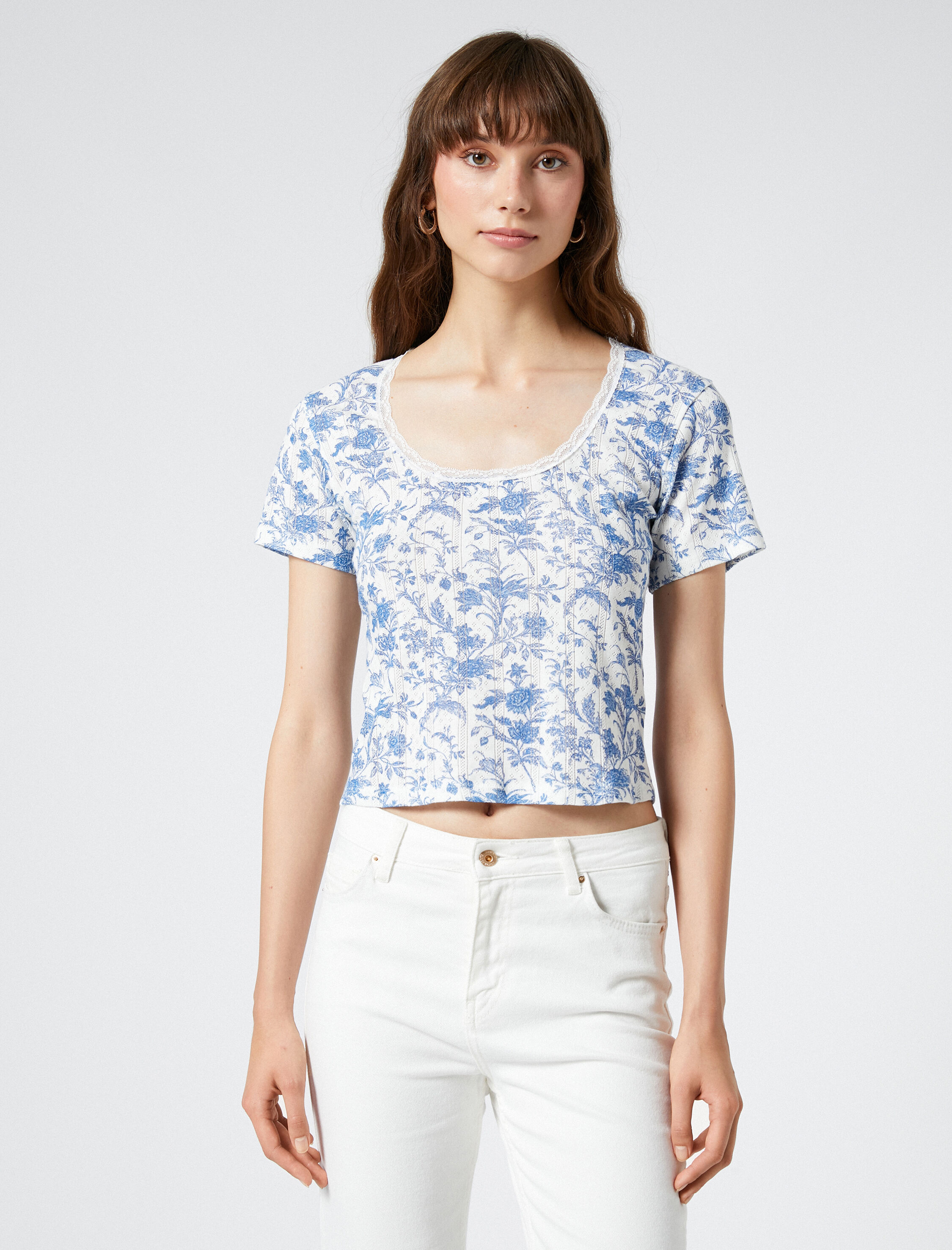   Melis Ağazat X Koton - Çiçekli Kısa Kollu Crop Tişört