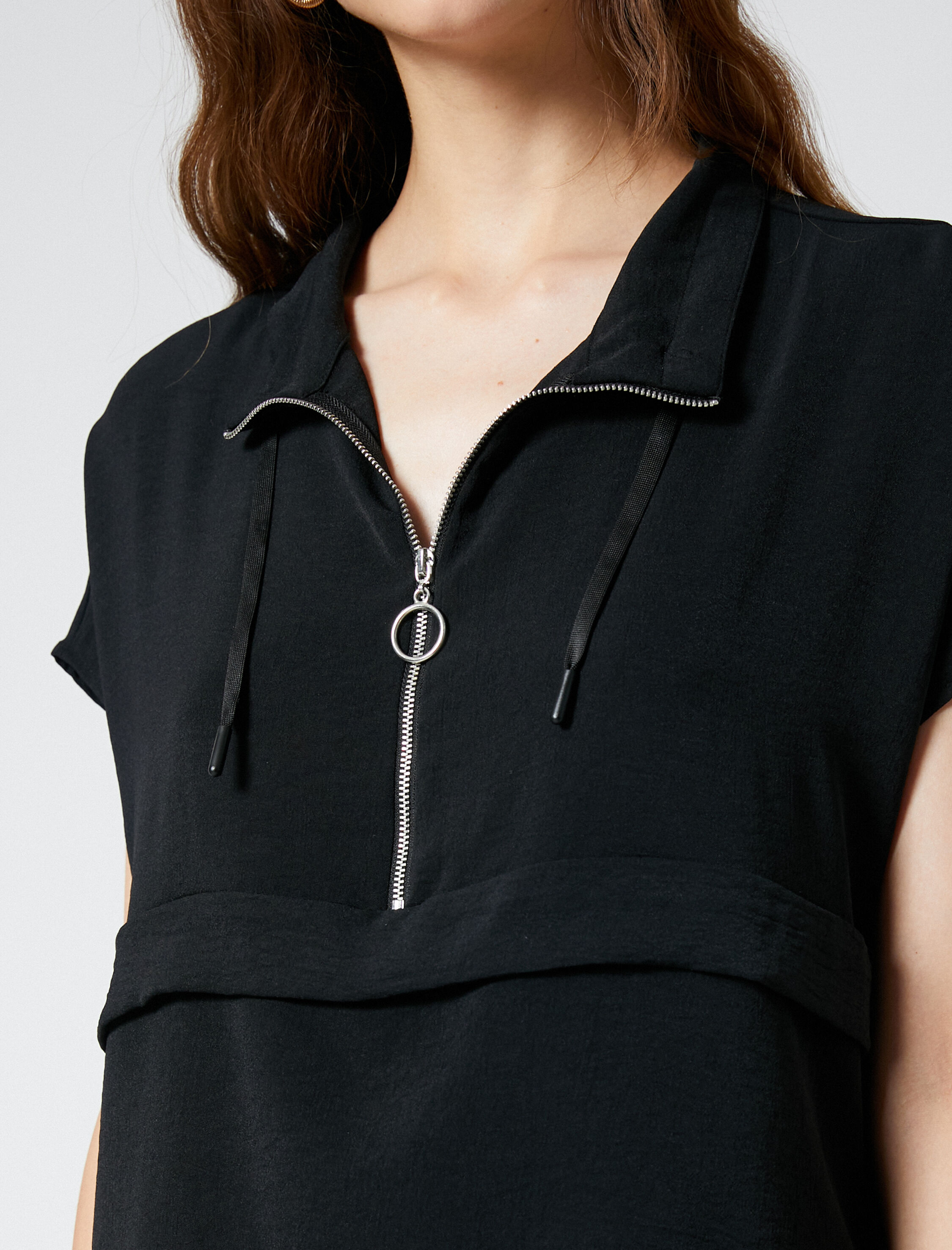   Kısa Kollu Bluz Yarım Fermuarlı Yakası Bağcıklı