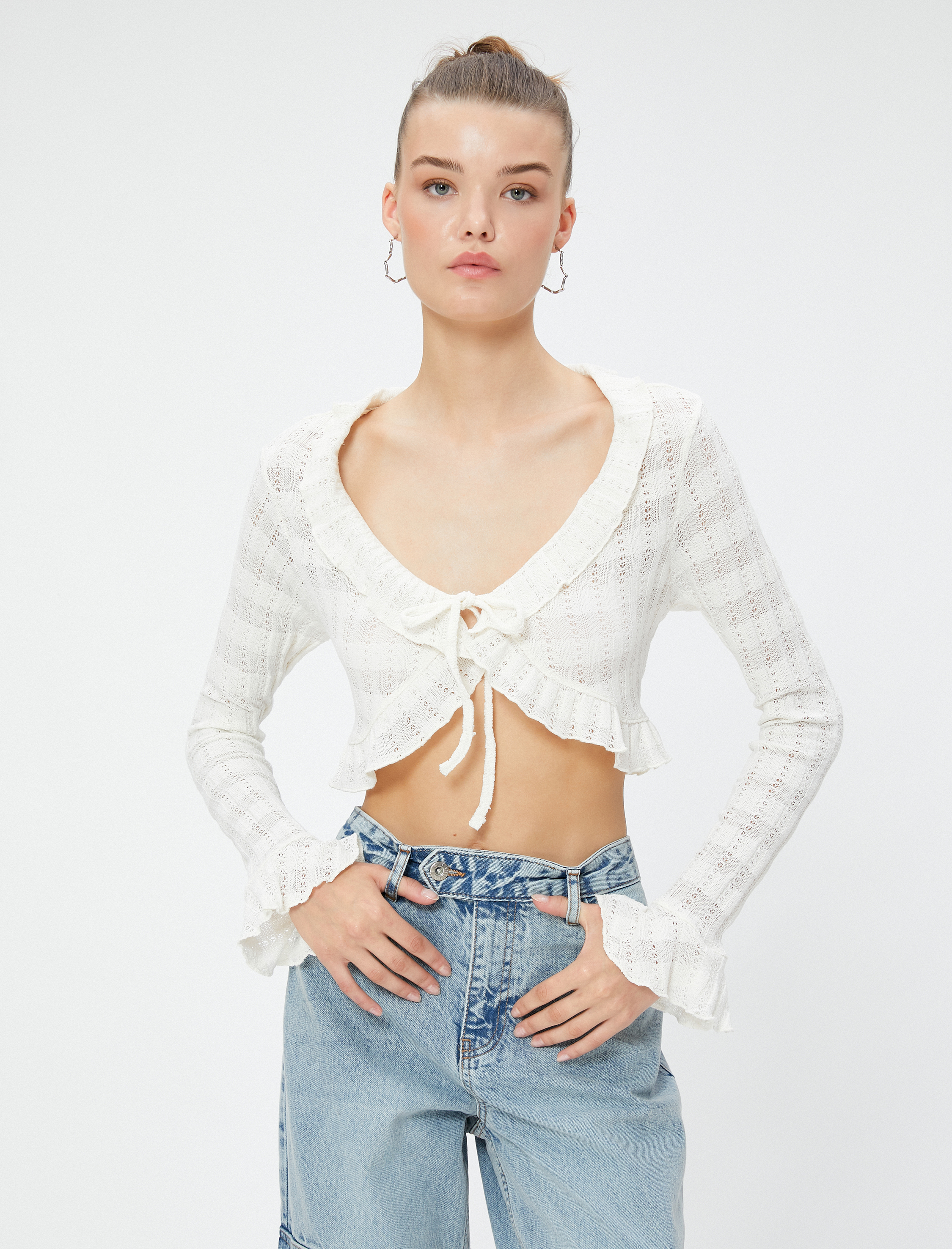   Madonna Yaka Omzu Açık Bluz Crop Ajurlu Bağlama Detaylı V Yaka Fırfırlı