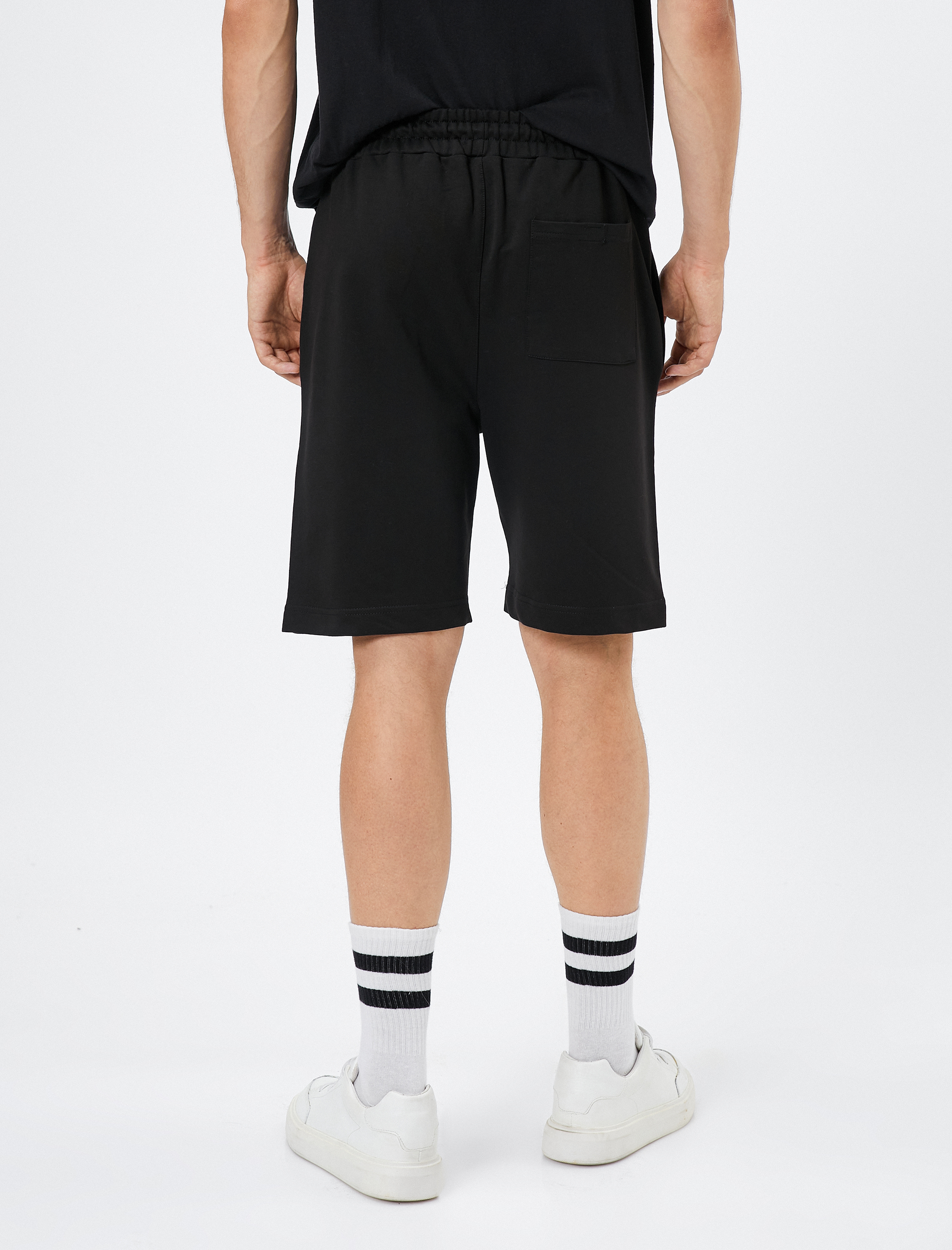   Beli Bağcıklı Şort Dar Kesim Cepli Etiket Baskılı