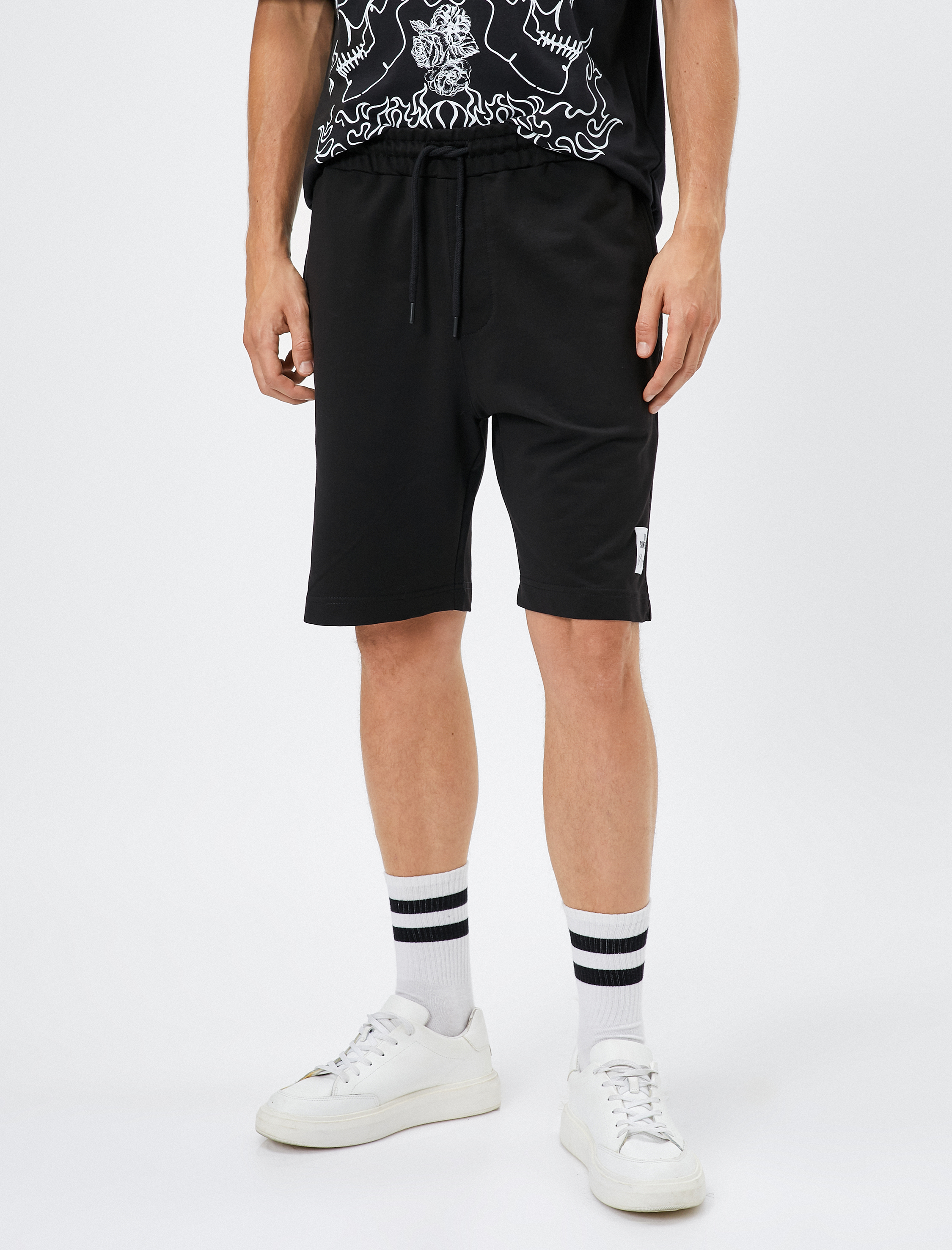   Beli Bağcıklı Şort Dar Kesim Cepli Etiket Baskılı