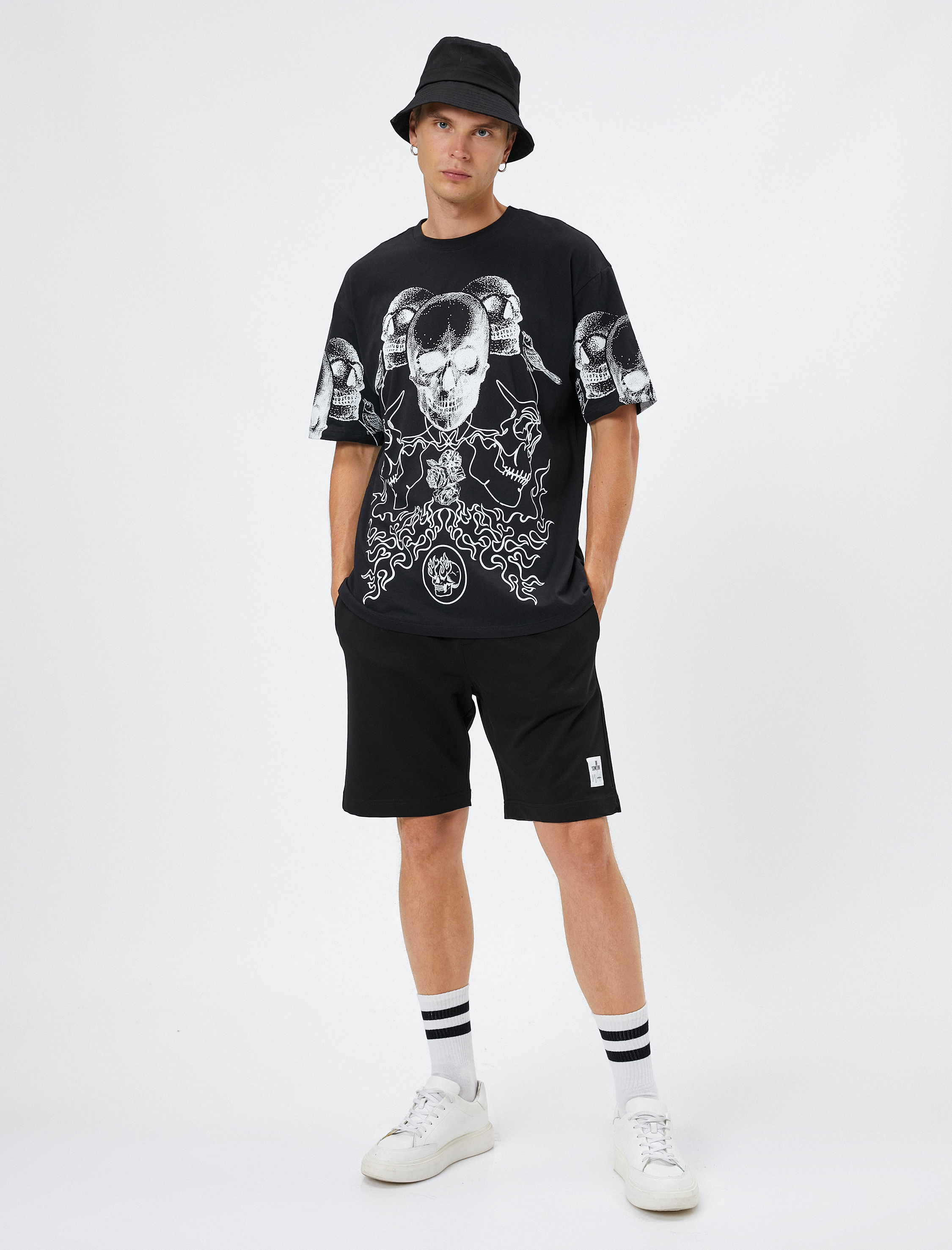   Beli Bağcıklı Şort Dar Kesim Cepli Etiket Baskılı