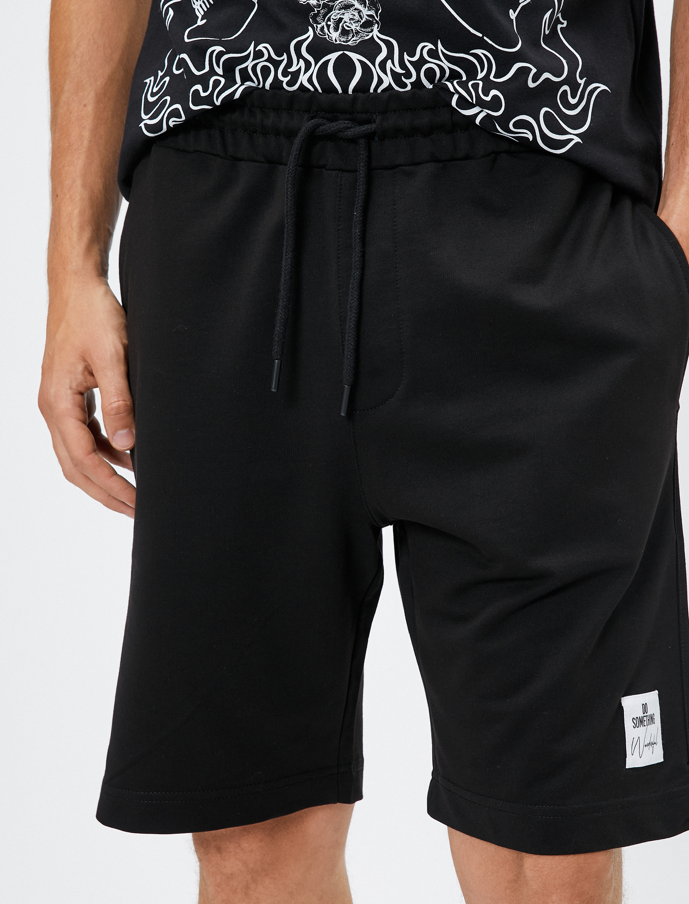   Beli Bağcıklı Şort Dar Kesim Cepli Etiket Baskılı