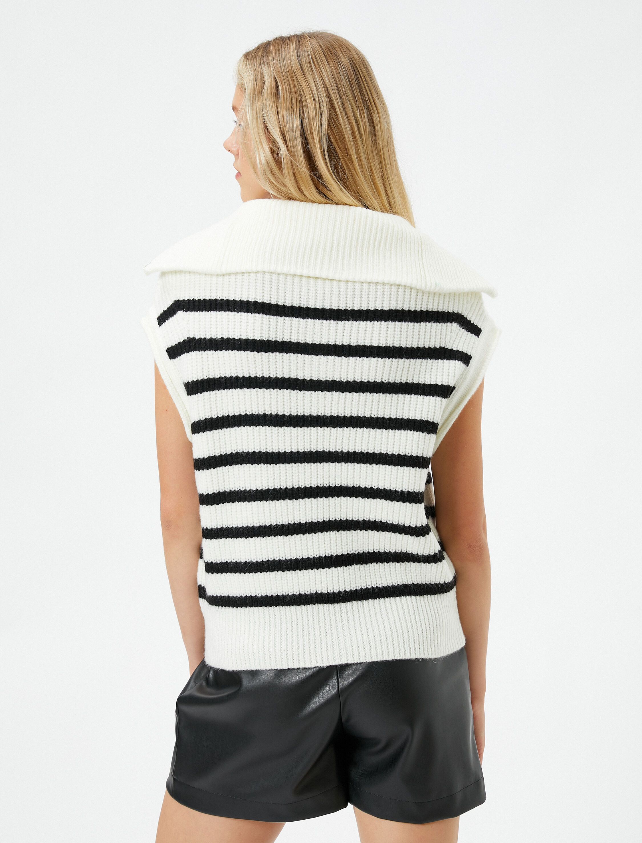   Süveter Yarım Fermuar Detaylı Dik Yaka Kolsuz