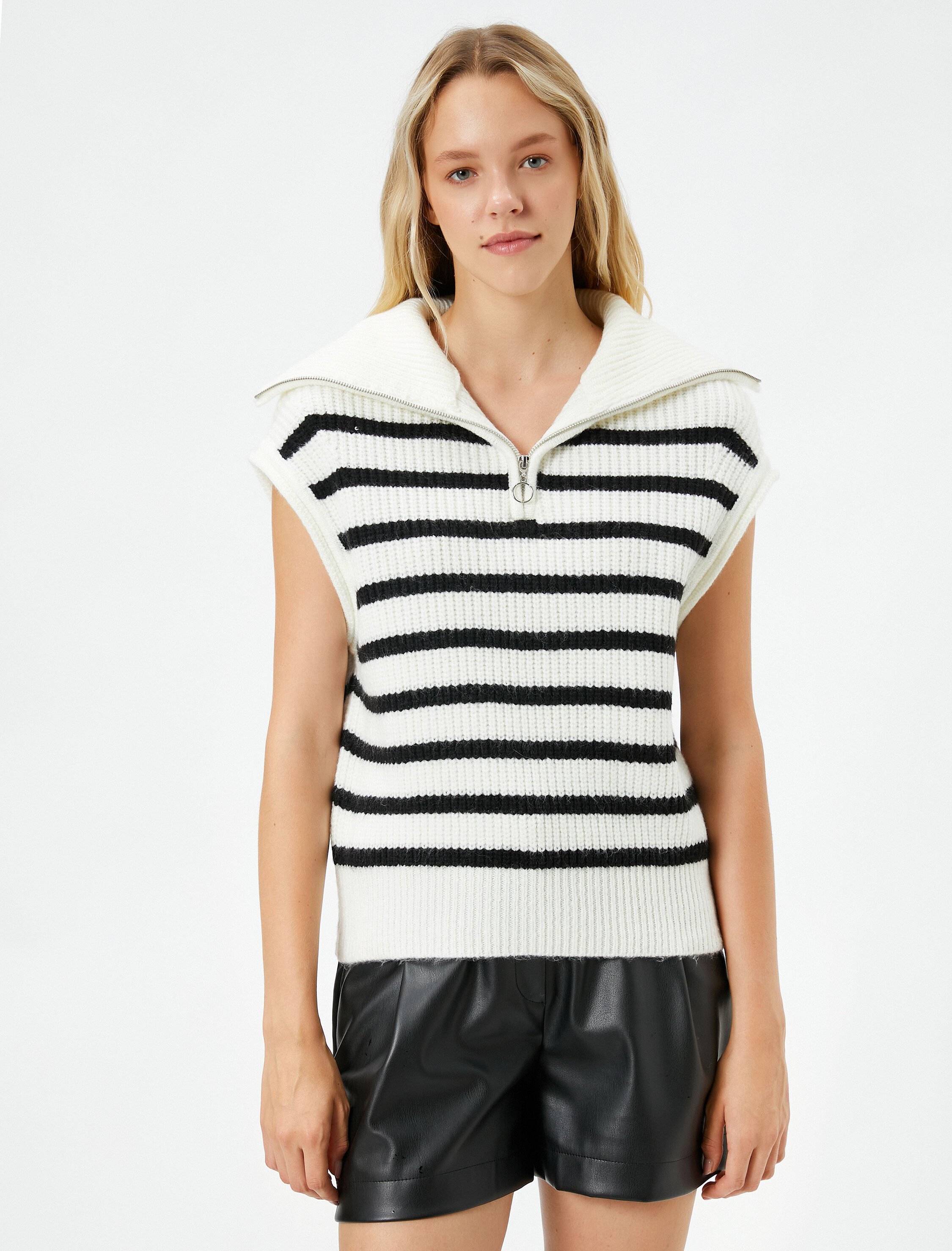   Süveter Yarım Fermuar Detaylı Dik Yaka Kolsuz