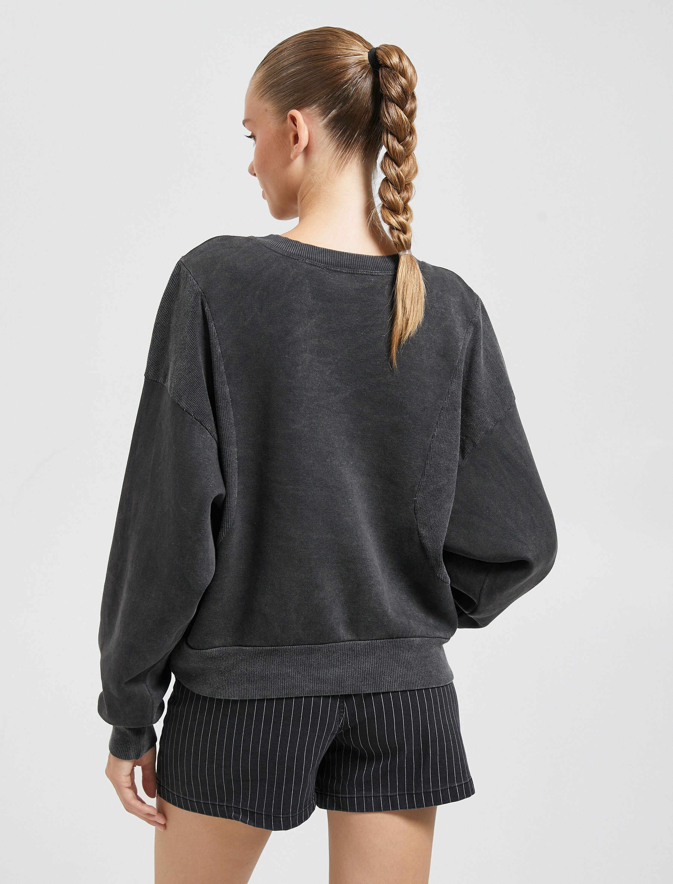   Şardonlu Bisiklet Yaka Sweatshirt Relax Fit Yıkamalı Dikiş Detaylı