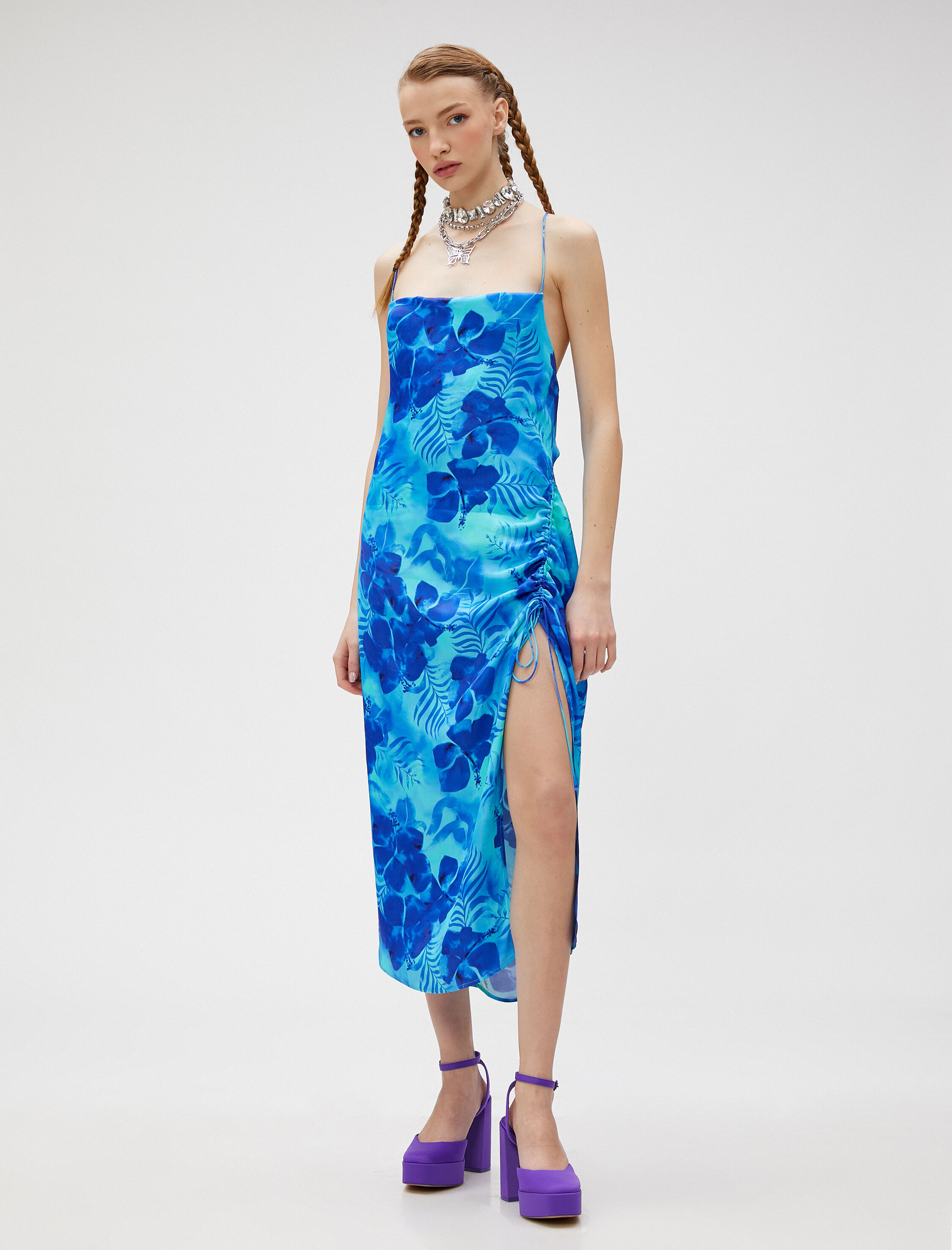   Çiçekli Yırtmaçlı Midi Elbise Arkası Çapraz İnce Askılı Düz Yaka