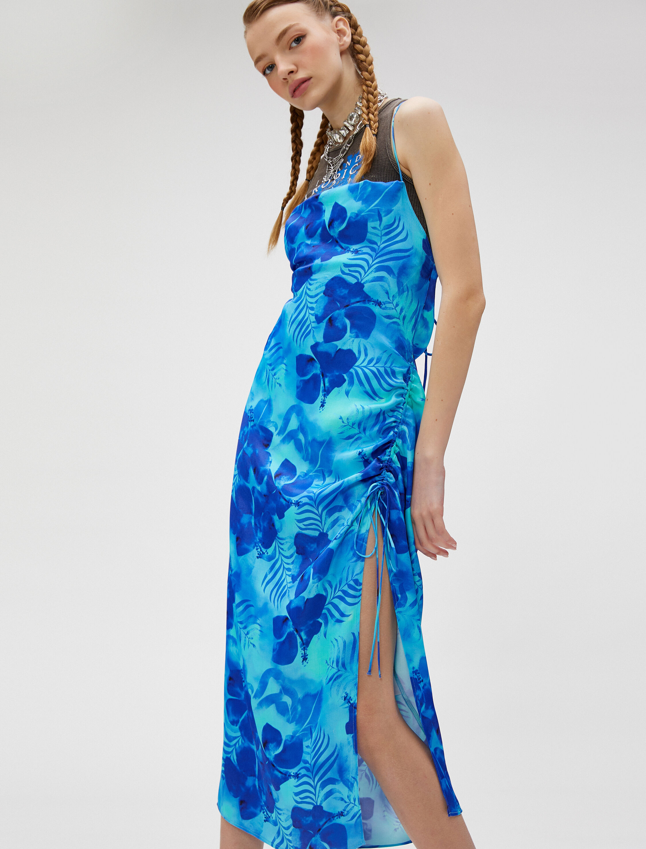   Çiçekli Yırtmaçlı Midi Elbise Arkası Çapraz İnce Askılı Düz Yaka