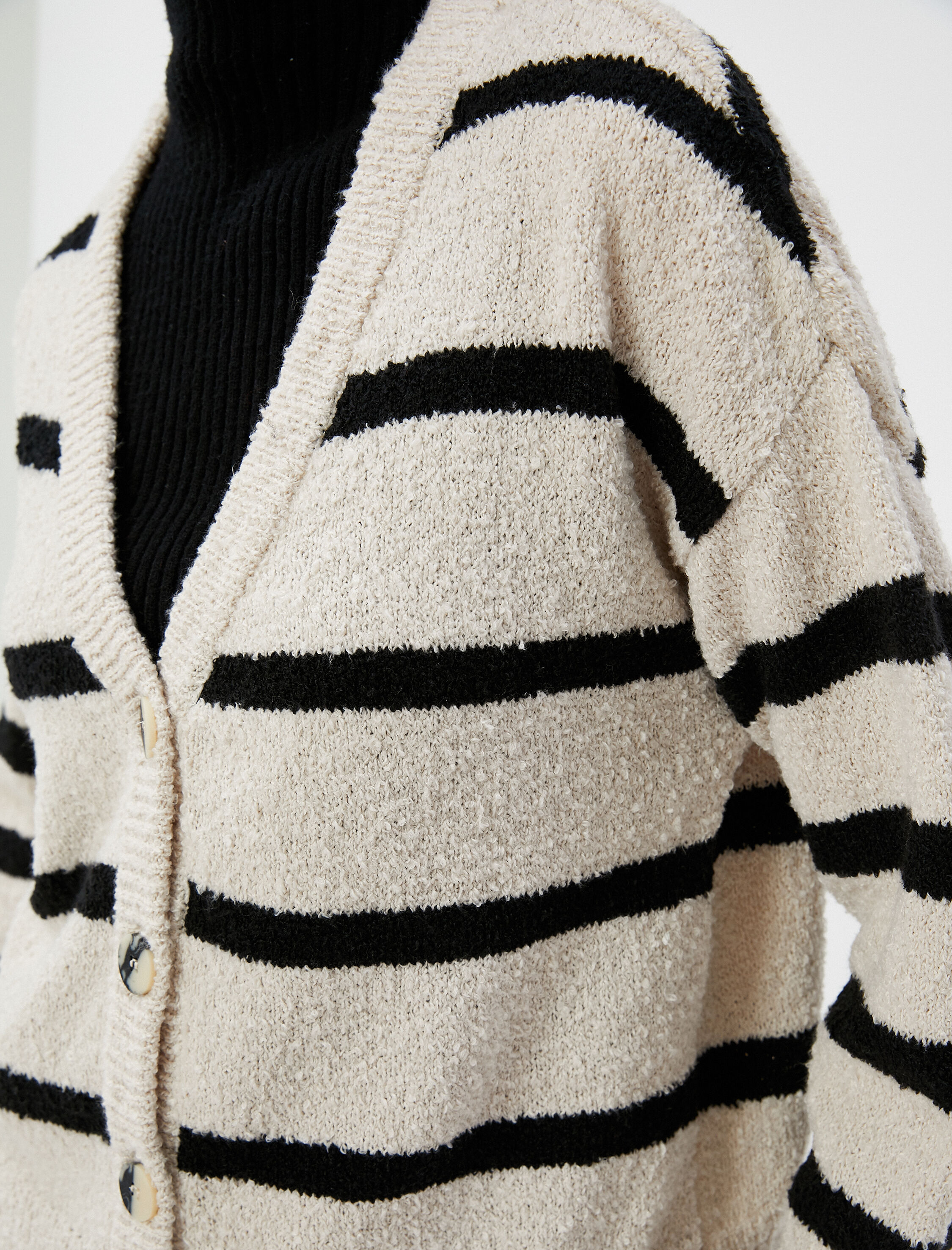   Peluş Triko Hırka V Yaka Uzun Kollu Düğmeli