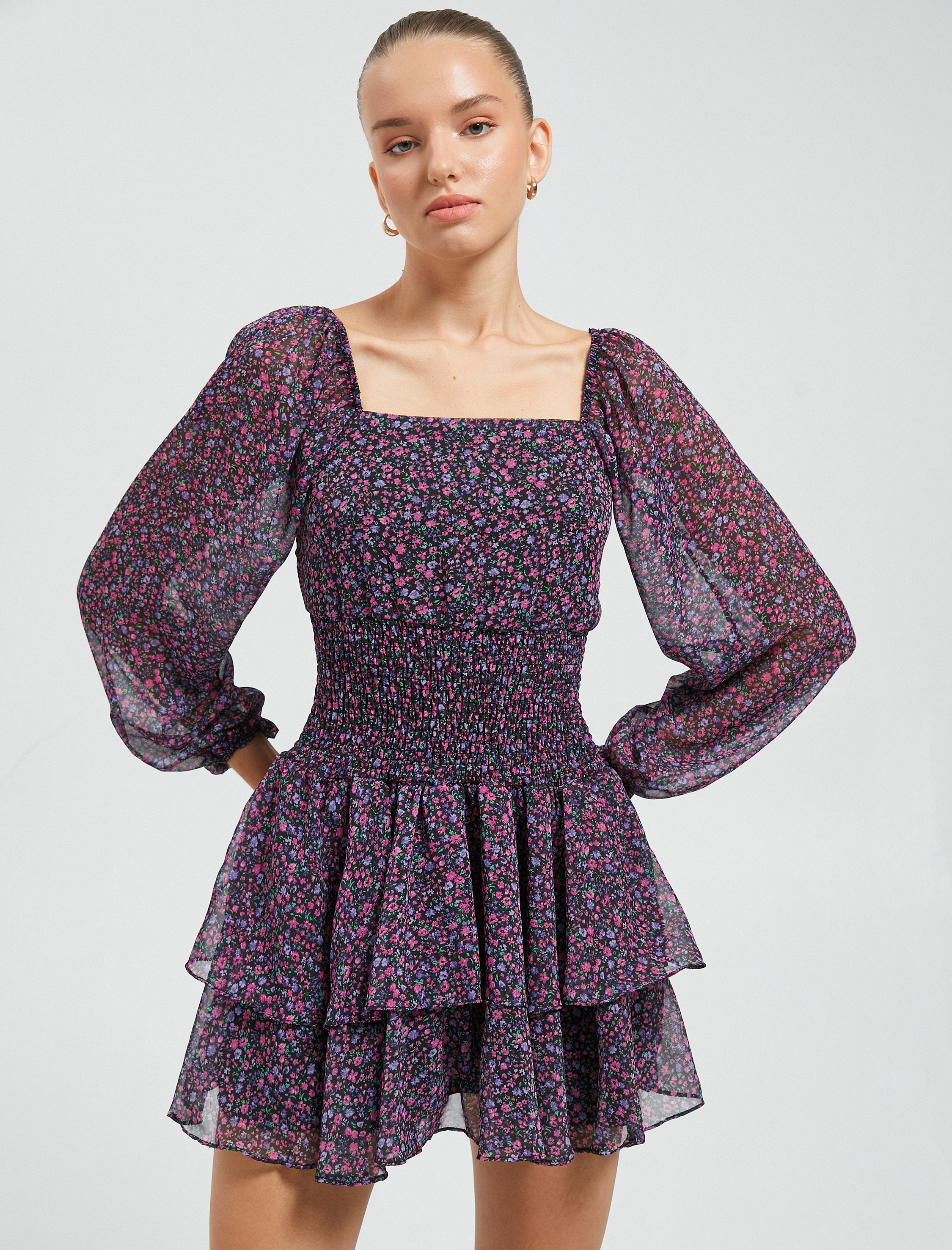   Çiçekli Mini Elbise Uzun Tül Kollu Astarlı Kare Yaka Katlı