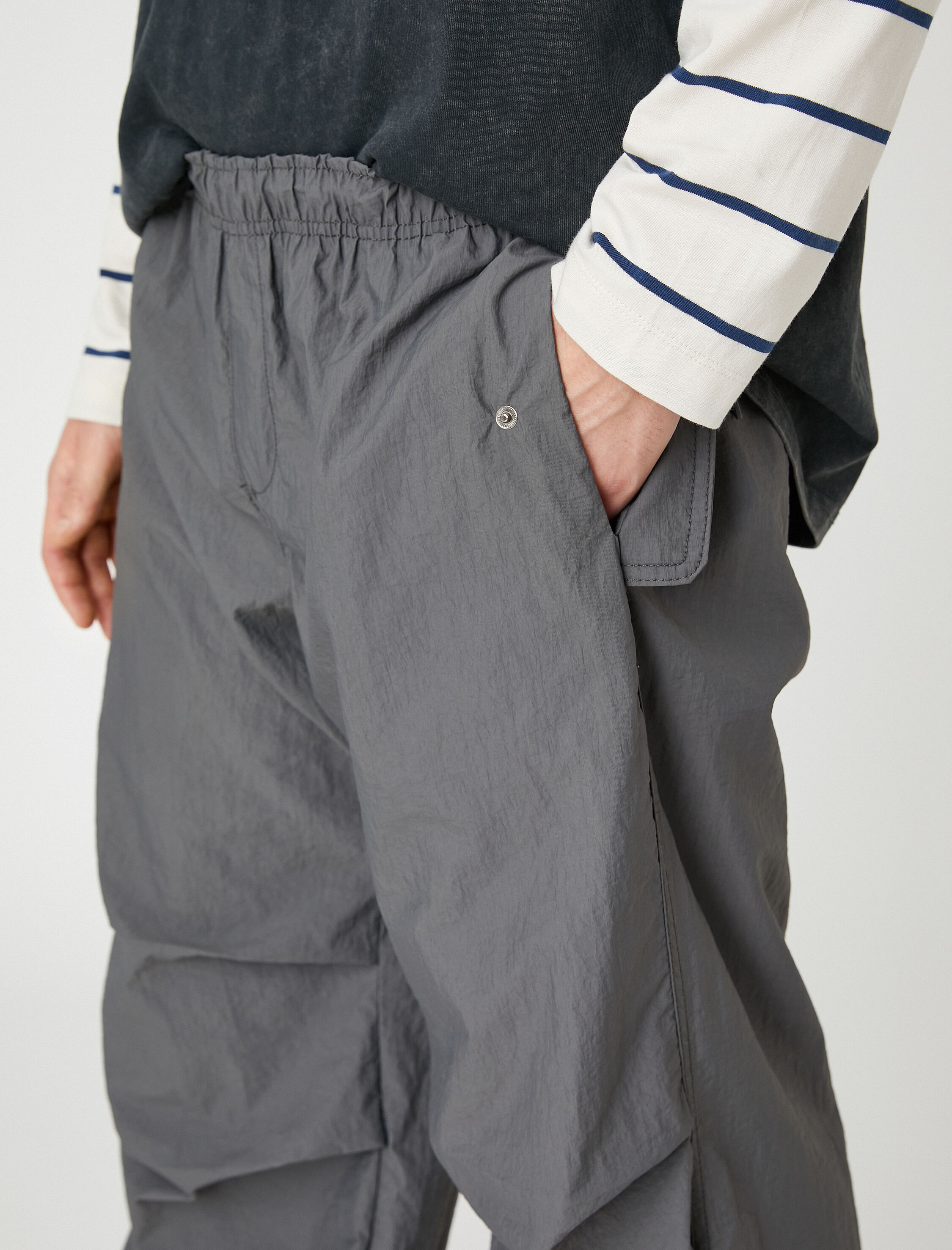   Paraşüt Pantolon Bol Kesim Beli Bağcıklı Paçası Lastikli Cep Detaylı