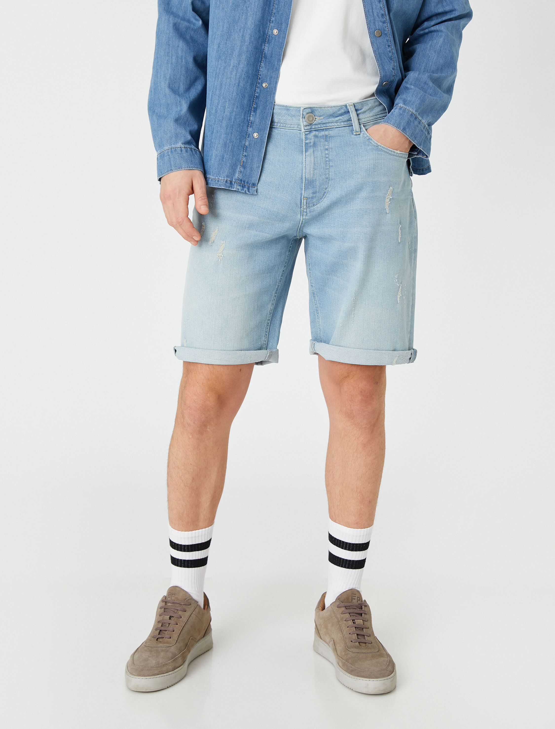   Yırtık Kot Şort Katlı Paça Detaylı Cepli Düğmeli